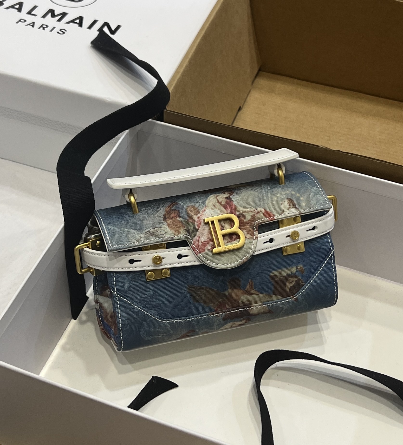 NO:179899,Balmain's most popular bag is popular with full-web printed leather and leather matching. It is not only suitable for daily commuting, but also simple, elegant, fashionable, low-key and high-end supply in stock!  Sizs:19*12*7.5, DG, balmain, balmain, Dolce & Gabbana19860909巴尔曼Balmain 最火的包包火爆全网印花拼皮时尚百搭,不仅适合日常通勤,简约大气时髦低调又高级现货供应！Sizs:19*12*7.5,DG,balmain,balmain,Dolce&Gabbana,Bag