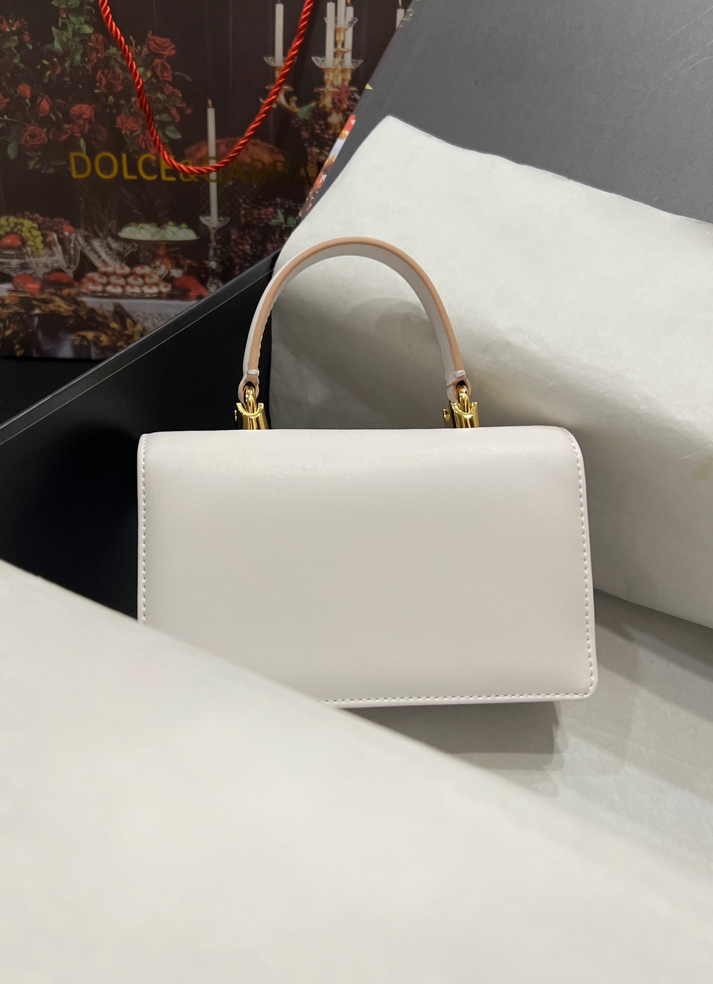 New💥Dolce & Gabbana💫Imported cowhide, the model of the brand🌟Now presented in a new compact version, which can easily store commonly used items, the double electroplated signboard is unique, and the front flap uses a hidden magnetic buckle to open and close🌟Ready stock Size: 18*10*5 model 5525 photo 7
