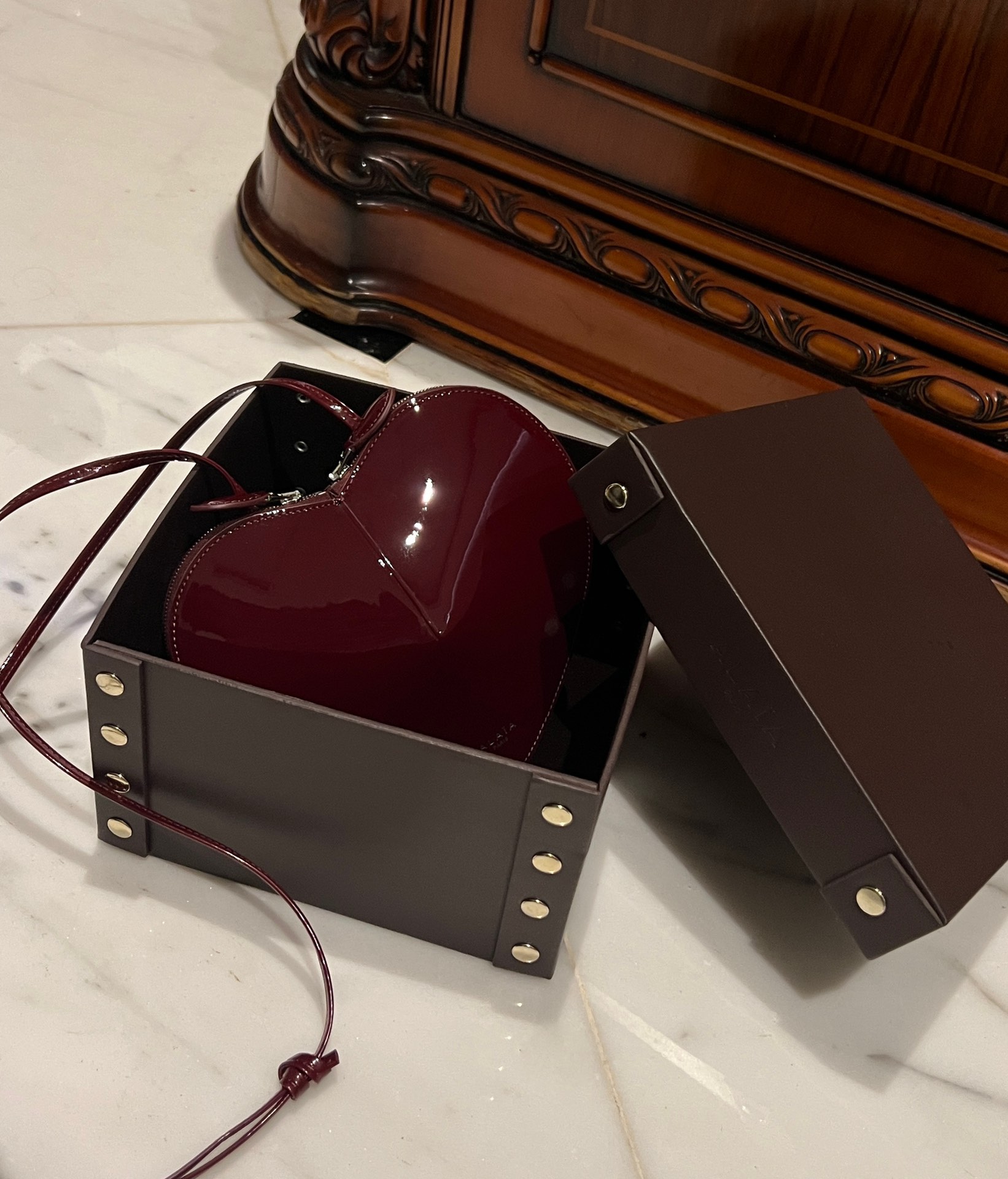 NO:187643,The best love bag on the Internet, the best way to express love, this is only Le coeur on many celebrity bloggers. The love bag is outstanding enough to recognize people's memory, fashionable and practical, close your eyes and look beautiful. Size21*17*5, DG, Dolce&Gabbana19860909特级版本600ALAlA LE CEUR 全网最火爱心包,对爱最好的表达方式这只被超多明星博主上的的Le coeur 爱心包足够出挑的包能认人记忆深刻,时髦又实用闭眼入太太太好看啦Size21*17*5,DG,Dolce&Gabbana,Bag