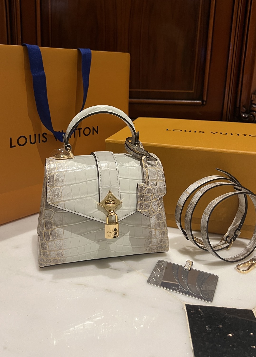 NO:852524,The best ~ lv caucines crocodile wind rose Himalayan gilt can capture the hearts of all girls!  ,,louis vuitton,Hermes,19860909极品～ lv caucines鳄鱼风中玫瑰喜马拉雅鎏金 可以俘化所有女生的心哦！,,louis vuitton,Hermes,,Bag