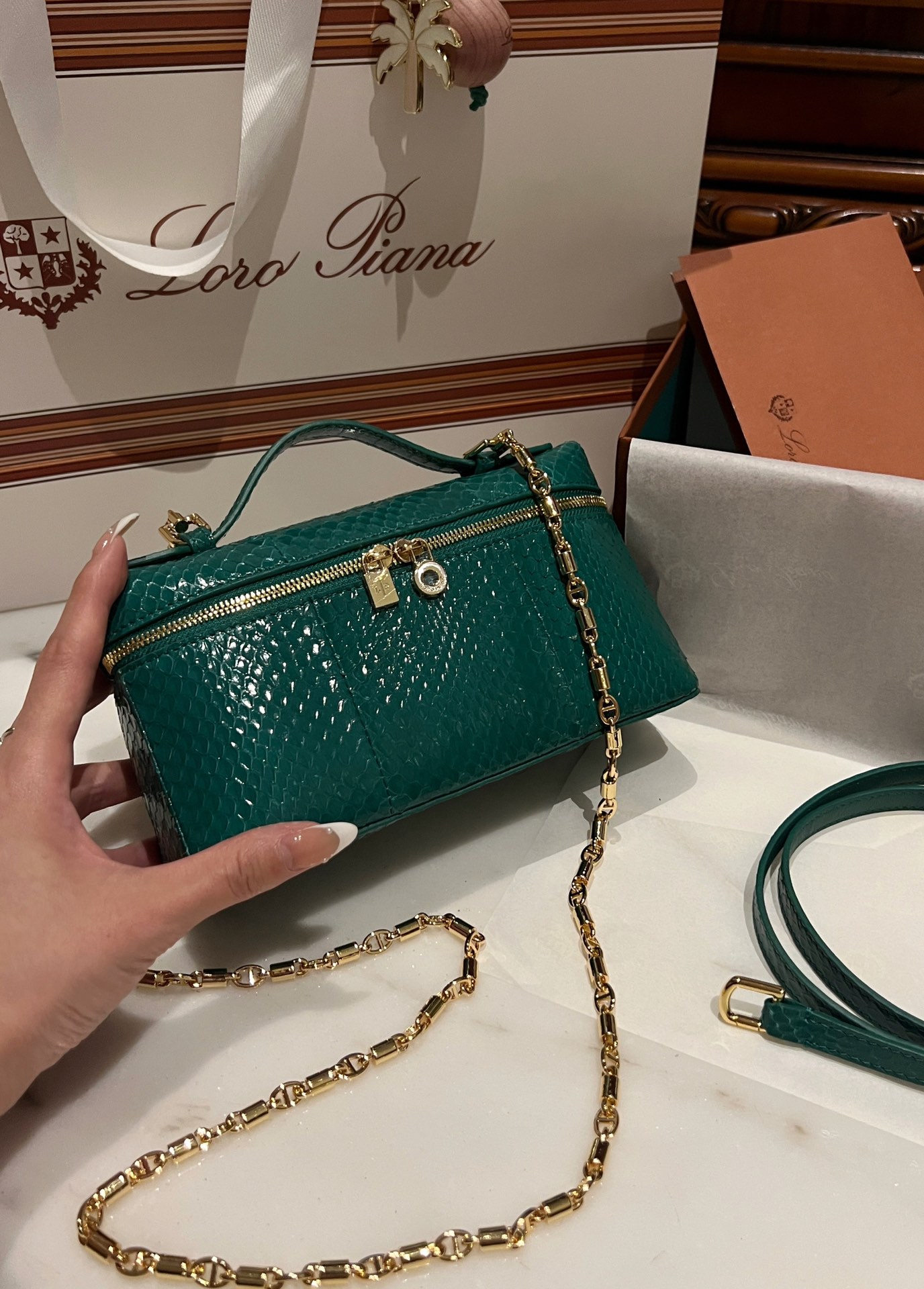 NO:183159,NewL19 Snakeskin No one can resist its beauty #The hottest whole network is being planted with grass-filled bags and counters synchronized with the same chain supply in stock 10, LP Mani, loro piano, snakeskin19860909NewL19蛇皮谁都抵抗不了它的美#火爆全网被种草的包包配专柜同步一样链条现货供应 10,LP 玛尼,loro piana,snakeskin,Bag