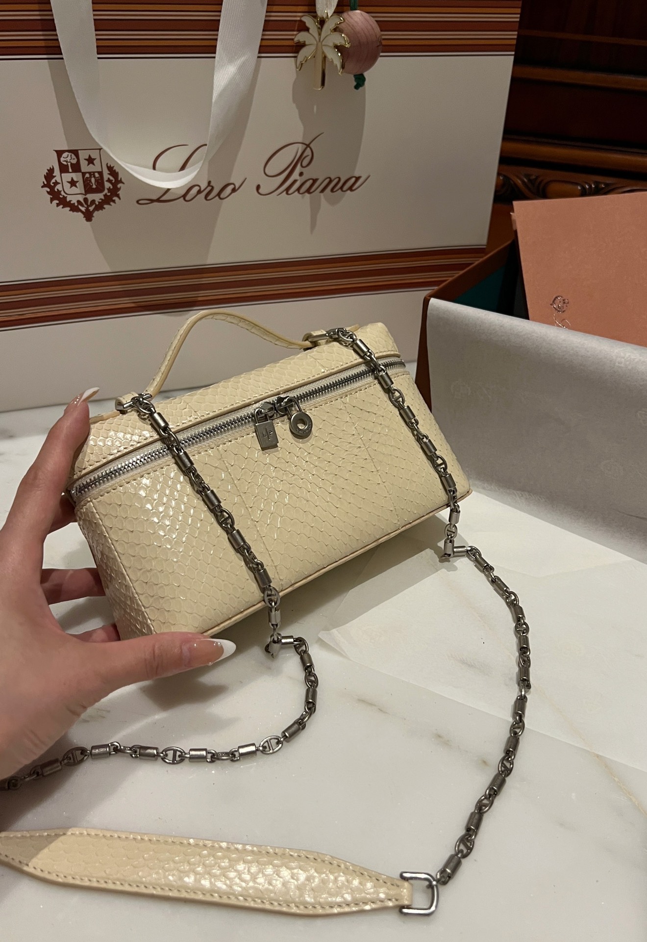 NO:183168,NewL19 Snakeskin No one can resist its beauty #The hottest whole network is being planted with grass-filled bags and counters synchronized with the same chain supply in stock 10, LP Mani, loro piano, snakeskin19860909NewL19蛇皮谁都抵抗不了它的美#火爆全网被种草的包包配专柜同步一样链条现货供应 10,LP 玛尼,loro piana,snakeskin,Bag