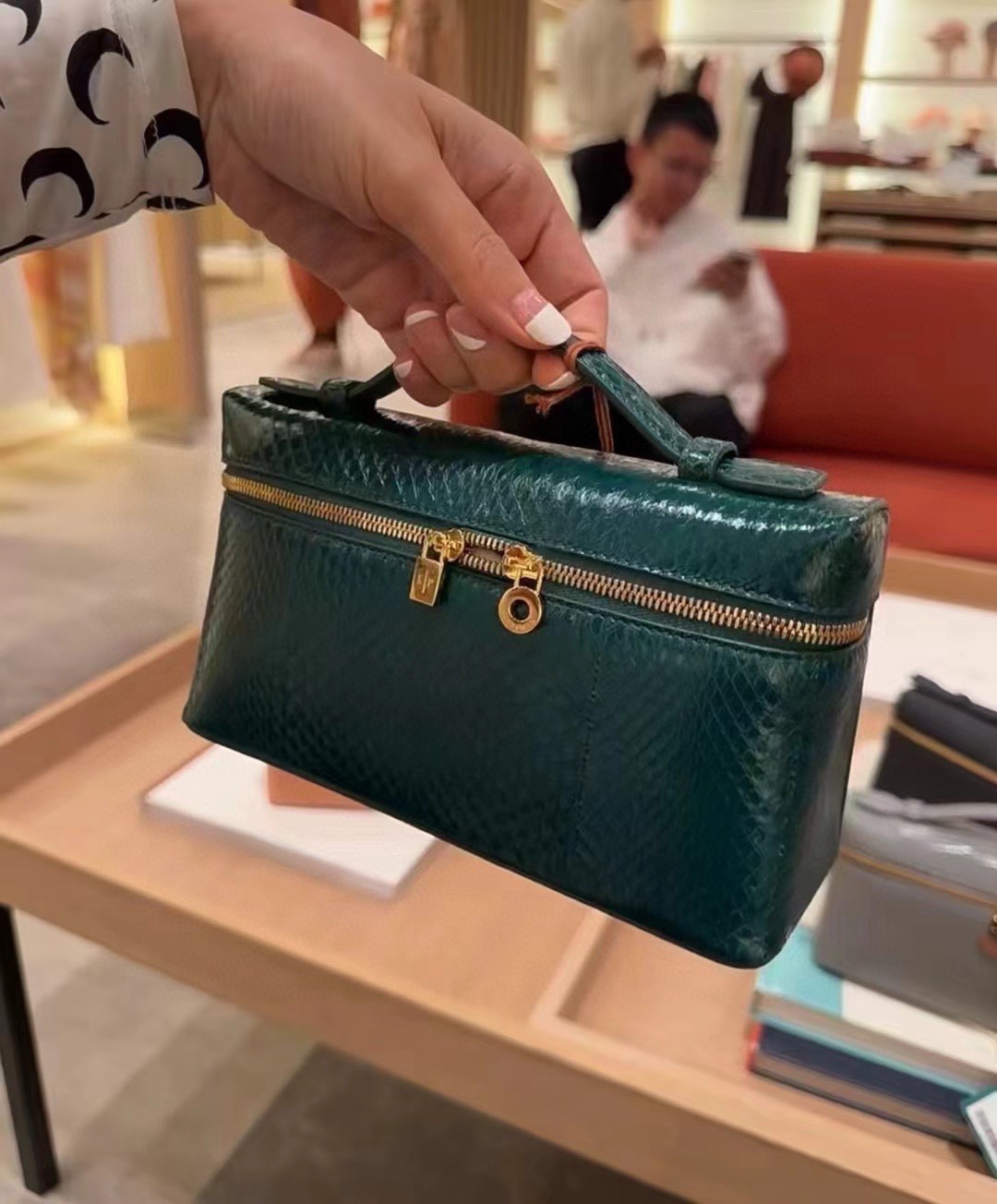 NO:183172,L19 Snakeskin No one can resist its latest hit beauty counter #The grass-planted bags are synchronized with the counter and the same chain supply in stock 10, LP Mani, loro piano, snakeskin19860909L19蛇皮 谁都抵抗不了它的美专柜最新爆款#被种草的包包配专柜同步一样链条现货供应 10,LP 玛尼,loro piana,snakeskin,Bag