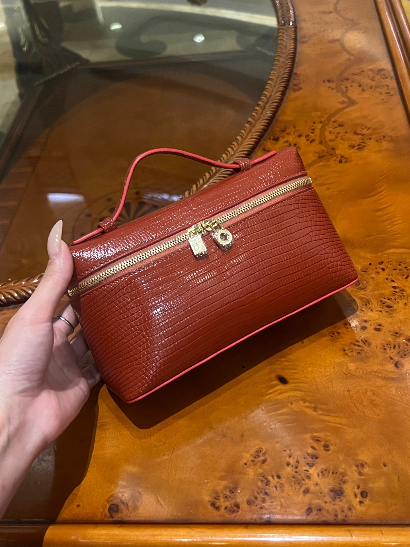 NO:713973,L19 Real Lizard# It feels very high-end when you carry it with you when you go out ~ easy to handle, lazy and cool, available in stock, Hermes,19860909L19真蜥蜴#出门随手拎都感觉很高级～轻松拿捏慵懒清冷感现货供应,,Hermes,,Bag