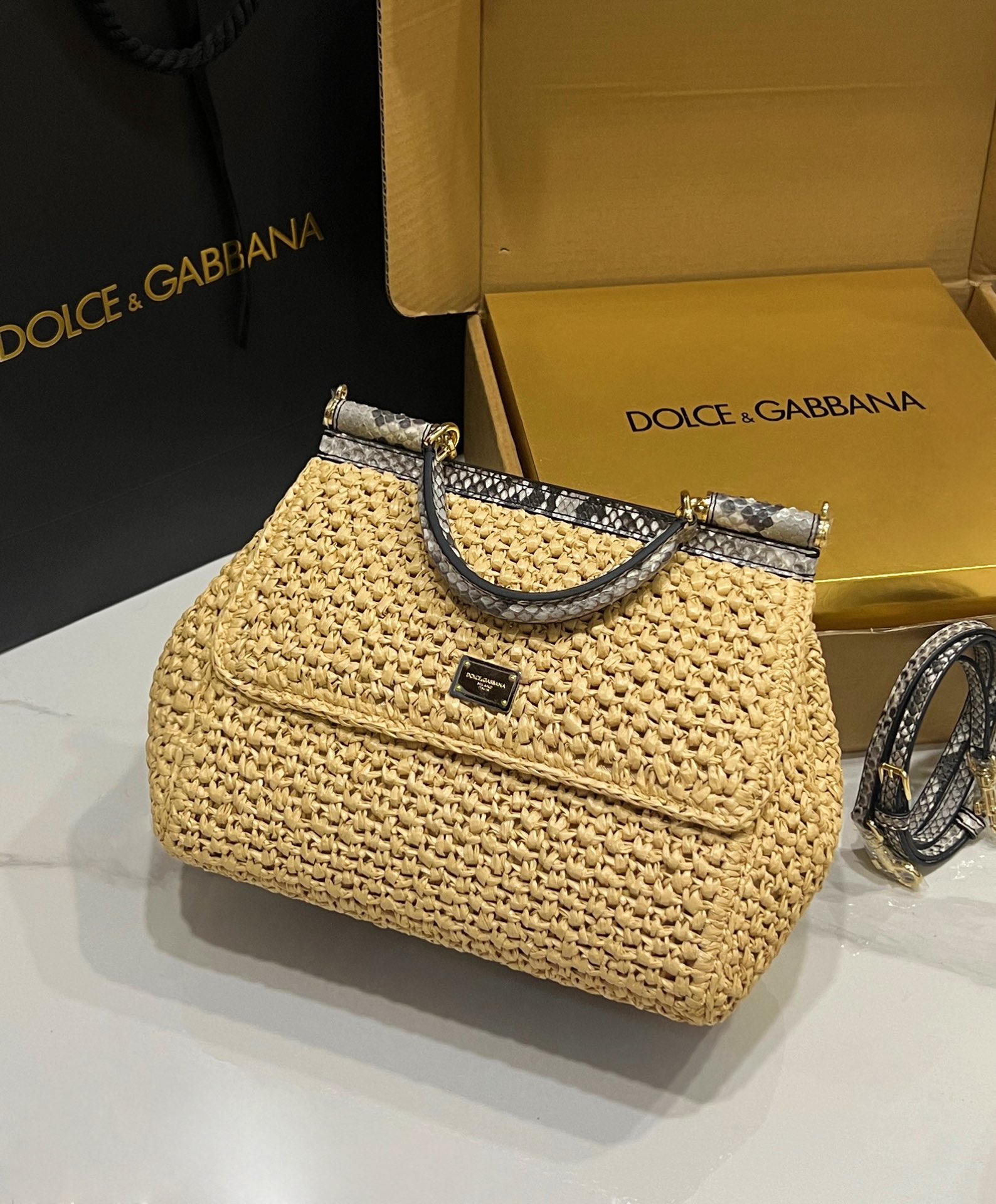 New💥Handmade raffia and snakeskin🐍Dolce & Gabbana💋Sicily 100% genuine copy😍The model of the brand💫Now presented in a new compact version, which can easily store commonly used items🤩The double electroplated sign is unique🌟The front flap adopts a hidden magnetic buckle to open and close😎Comes with a full set of packaging Size: 25x17x9cm