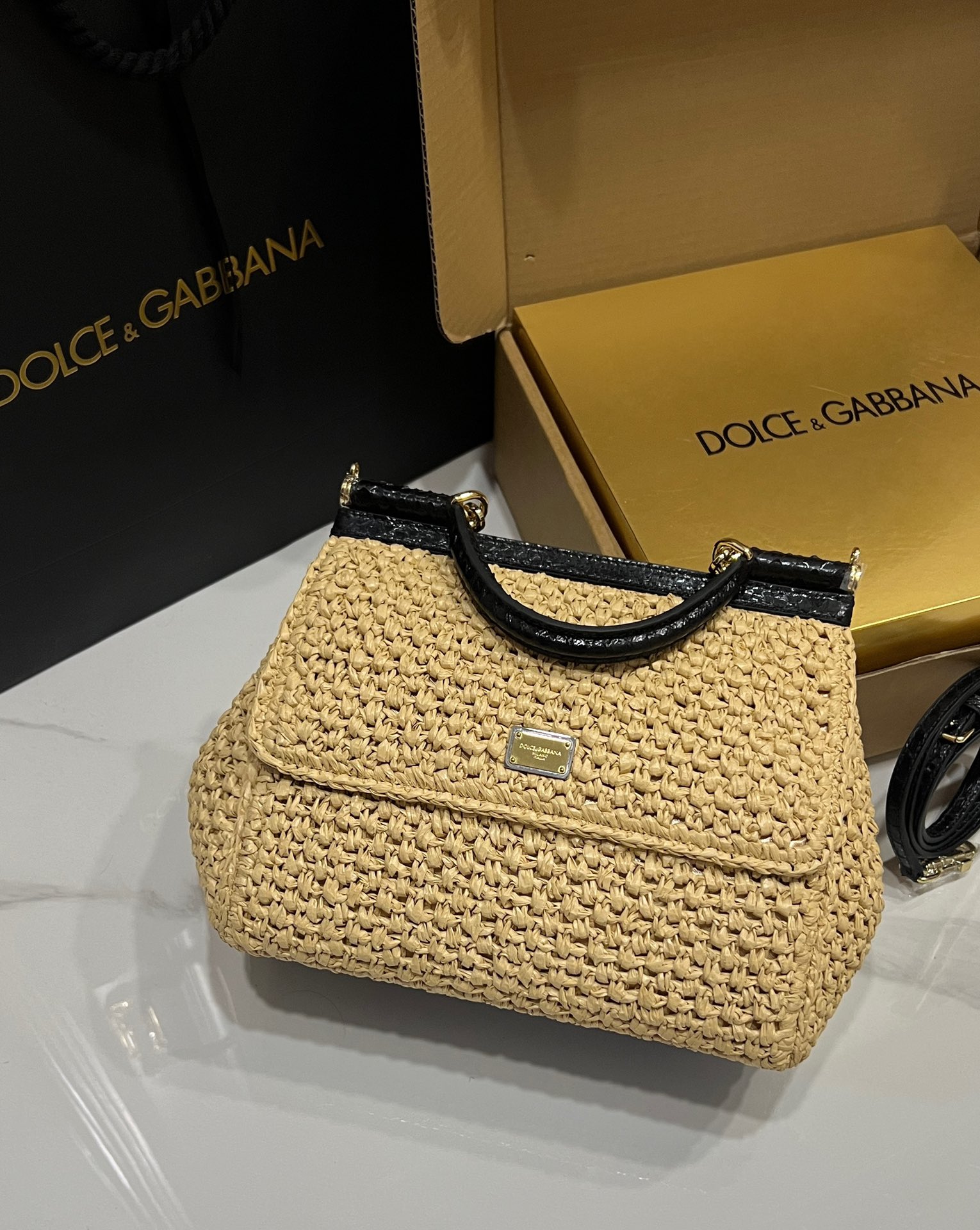 New💥Handmade raffia and snakeskin🐍Dolce & Gabbana💋Sicily 100% genuine copy😍The model of the brand💫Now presented in a new compact version, which can easily store commonly used items🤩The double electroplated sign is unique🌟The front flap adopts a hidden magnetic buckle to open and close😎Comes with a full set of packaging Size: 25x17x9cm