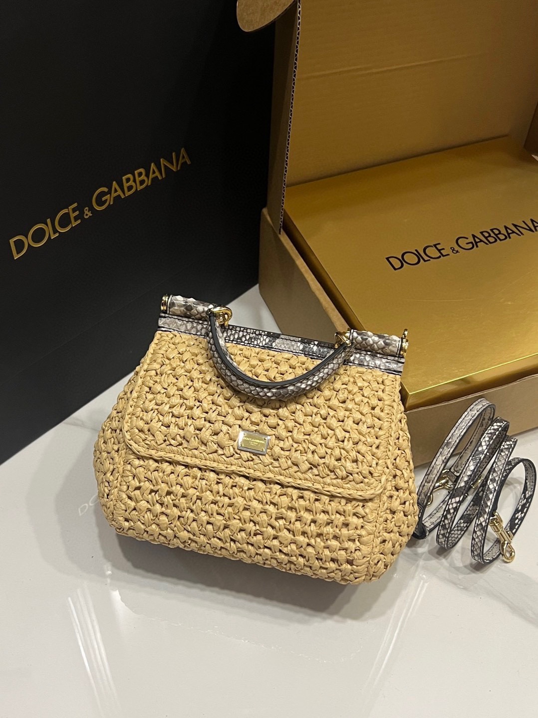 New💥Handmade raffia stitched snakeskin🐍Dolce & Gabbana💋Sicily 100% genuine copy😍The model of the brand💫Now presented in a new compact version, which can easily store commonly used items🤩The double electroplated sign is unique🌟The front flap adopts a hidden magnetic buckle to open and close😎Comes with a full set of packaging Size: 20x16x8cm