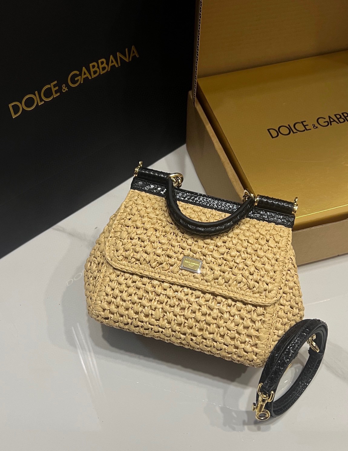 New💥Handmade raffia stitched snakeskin🐍Dolce & Gabbana💋Sicily 100% genuine copy😍The model of the brand💫Now presented in a new compact version, which can easily store commonly used items🤩The double electroplated sign is unique🌟The front flap adopts a hidden magnetic buckle to open and close😎Comes with a full set of packaging Size: 20x16x8cm