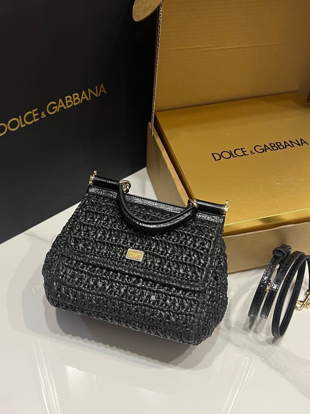 New💥Raffia stitched with crocodile pattern🐊Dolce & Gabbana💋Sicily 100% genuine copy😍The model of the brand💫Now presented in a new compact version, which can easily store commonly used items🤩The double electroplated sign is unique🌟The front flap adopts a hidden magnetic buckle to open and close😎Comes with a full set of packaging Size: 20x16x8cm