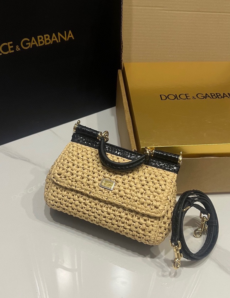 New💥Hand-stretched straw stitching snakeskin🐍Dolce & Gabbana💋Sicily 100% genuine copy😍The model of the brand💫Now presented in a new compact version, which can easily store commonly used items🤩The double electroplated sign is unique🌟The front flap adopts a hidden magnetic buckle to open and close😎Comes with a full set of packaging Size: 19x13x6cm