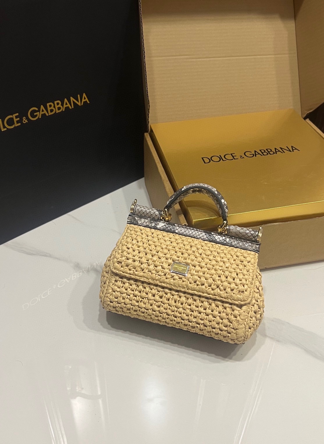 New💥Hand-stretched straw stitching snakeskin🐍Dolce & Gabbana💋Sicily 100% genuine copy😍The model of the brand💫Now presented in a new compact version, which can easily store commonly used items🤩The double electroplated sign is unique🌟The front flap adopts a hidden magnetic buckle to open and close😎Comes with a full set of packaging Size: 19x13x6cm