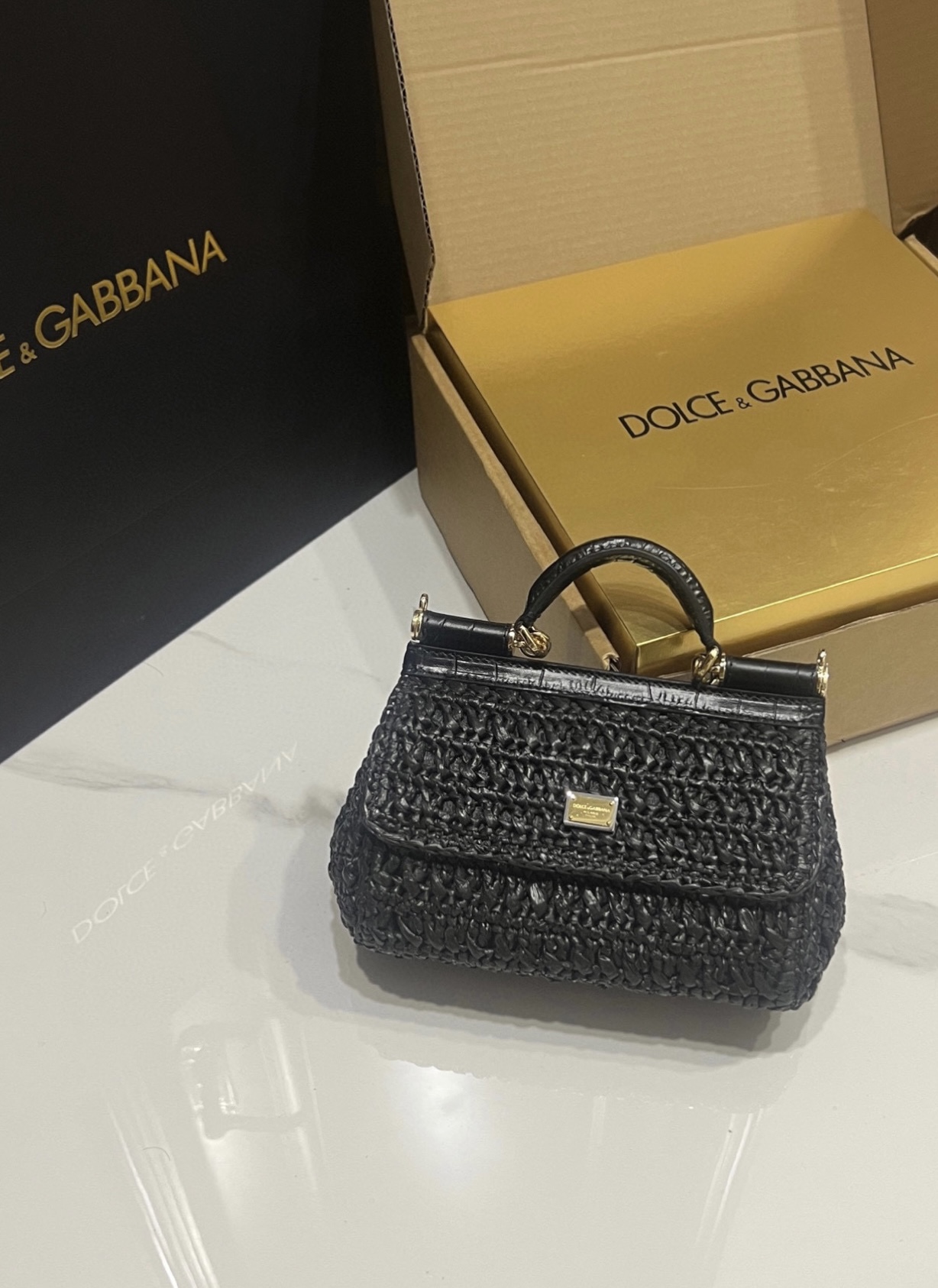 New💥Handmade raffia stitched with crocodile pattern🐊Dolce & Gabbana💋Sicily 100% genuine copy😍The model of the brand💫Now presented in a new compact version, which can easily store commonly used items🤩The double electroplated sign is unique🌟The front flap adopts a hidden magnetic buckle to open and close😎Comes with a full set of packaging Size: 19x13x6cm