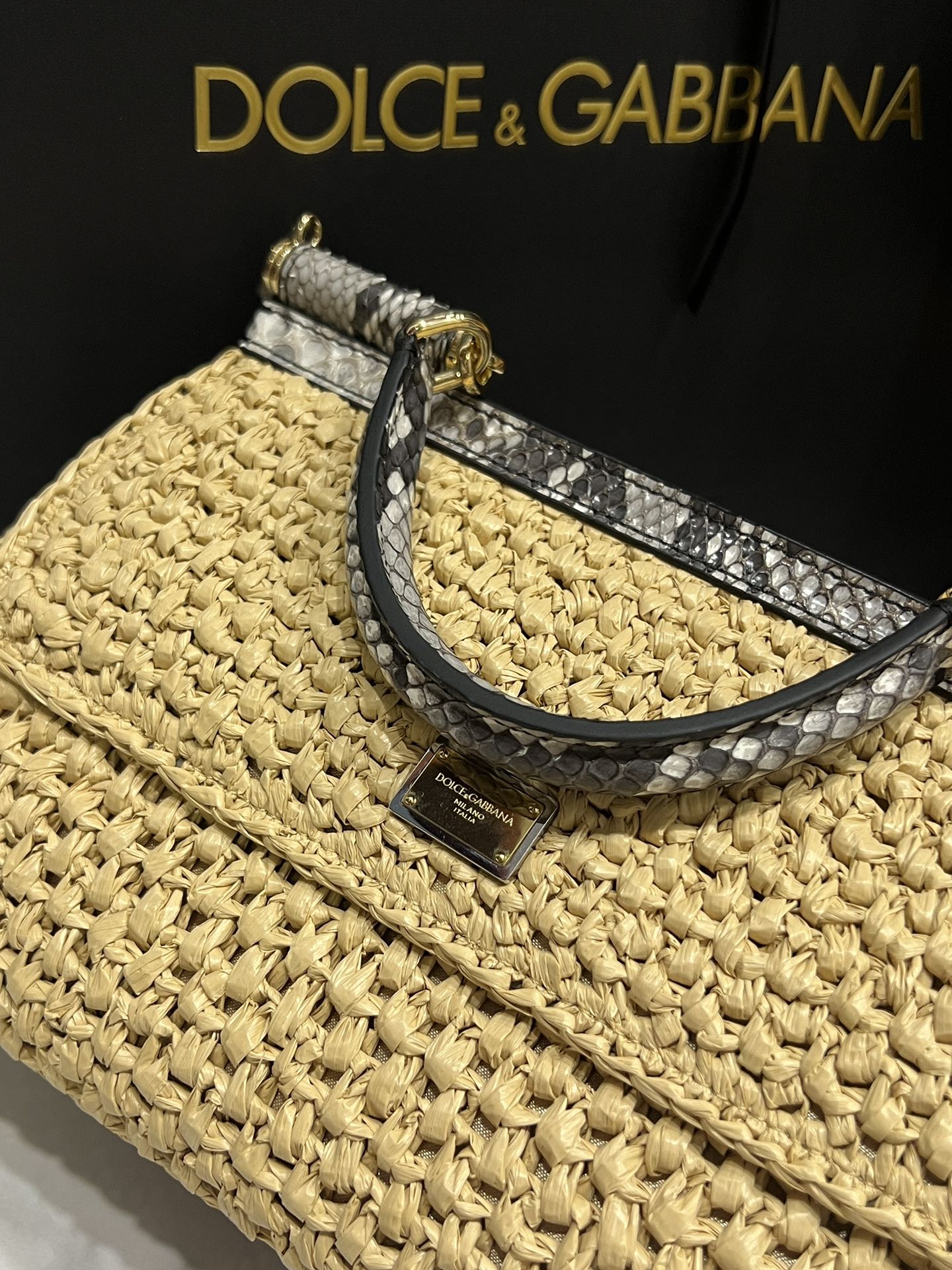 New💥Handmade raffia and snakeskin🐍Dolce & Gabbana💋Sicily 100% genuine copy😍The model of the brand💫is now presented in a new compact version, which can easily store commonly used items🤩Double electroplated signs are unique🌟The front flap adopts a hidden magnetic buckle to open and close😎Comes with a full set of packaging Size: horizontal 25x17x9cm photo 2
