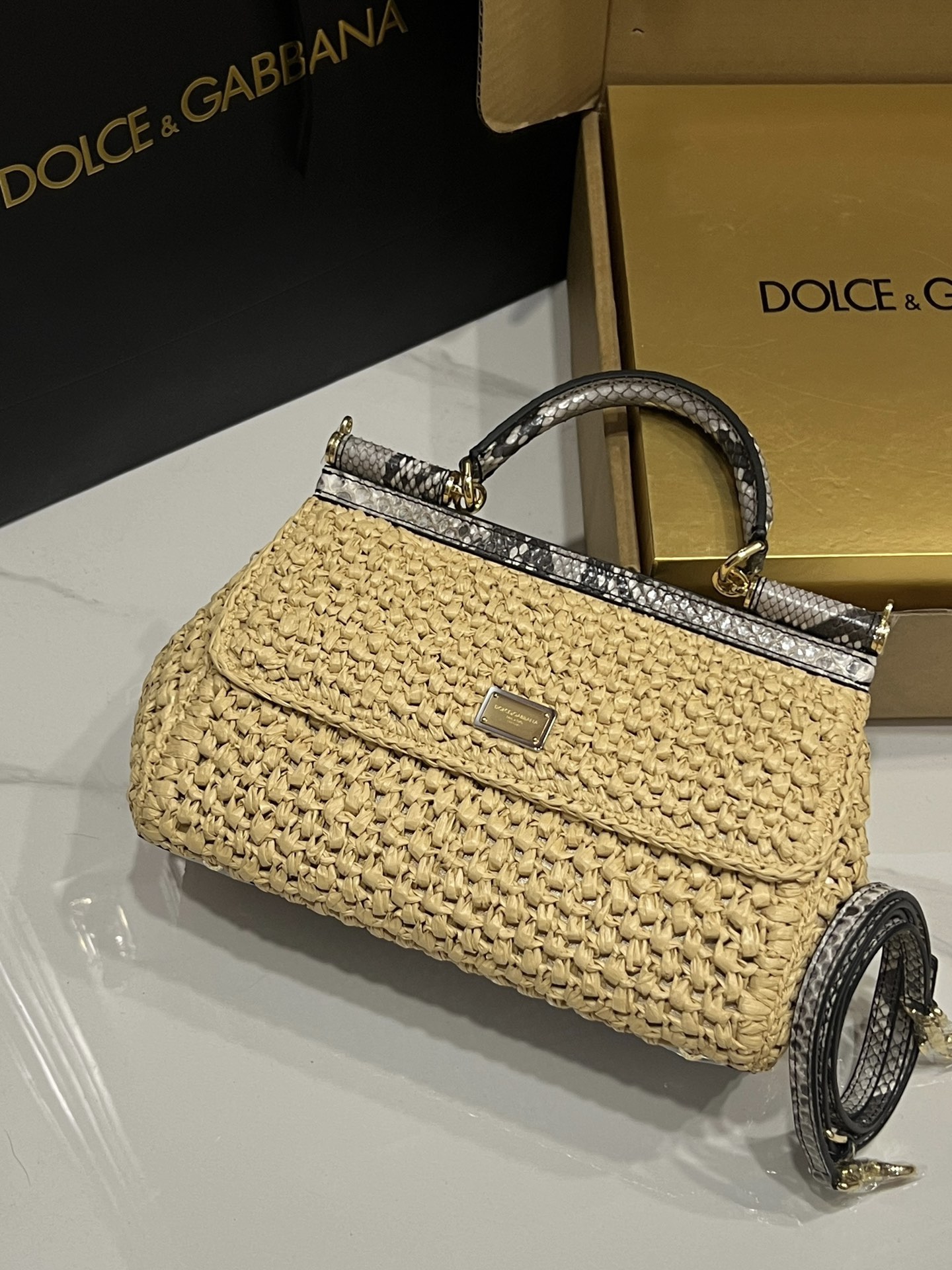 New💥Handmade raffia and snakeskin🐍Dolce & Gabbana💋Sicily 100% genuine copy😍The model of the brand💫is now presented in a new compact version, which can easily store commonly used items🤩Double electroplated signs are unique🌟The front flap adopts a hidden magnetic buckle to open and close😎Comes with a full set of packaging Size: horizontal 25x17x9cm
