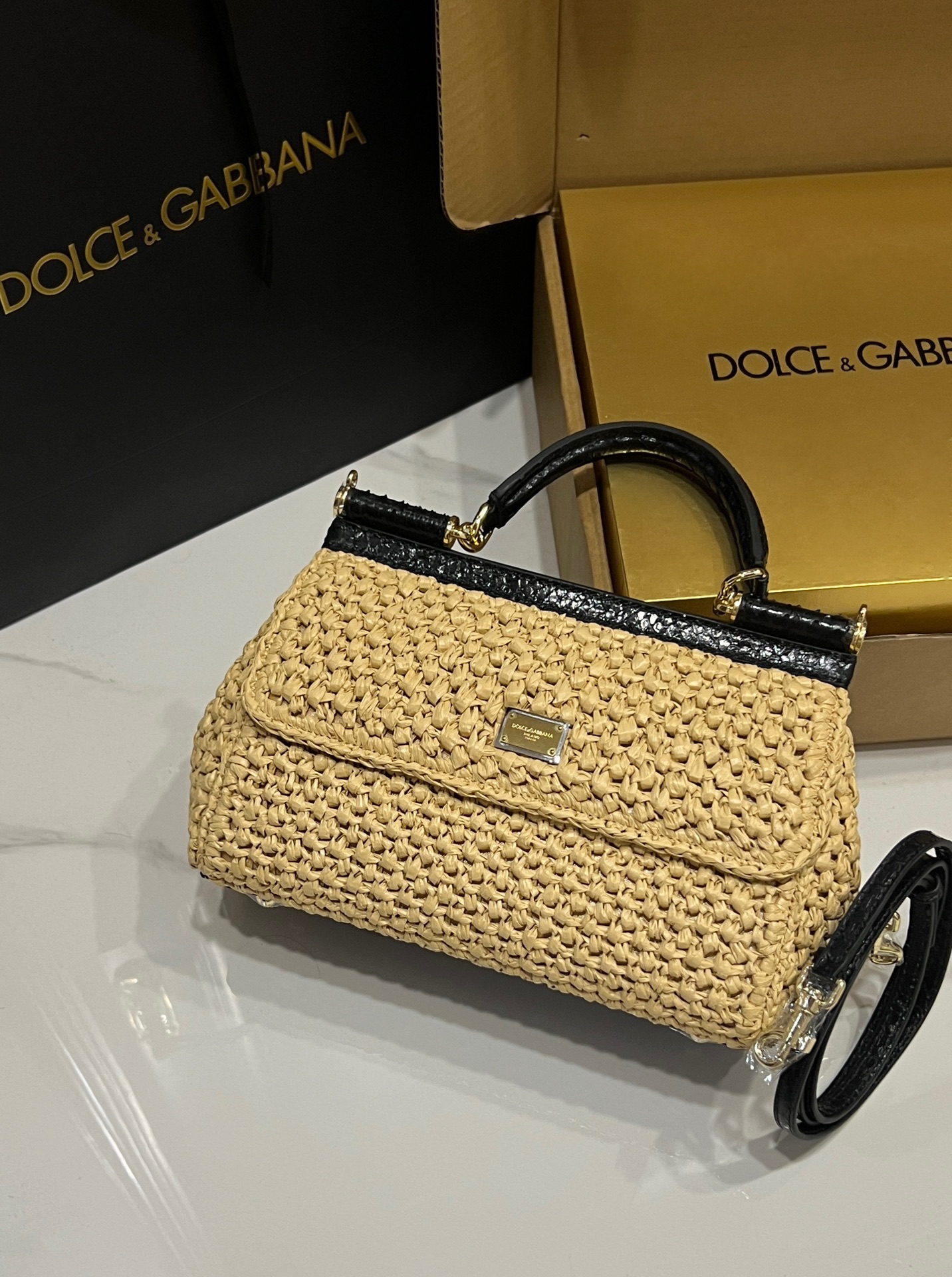 New💥Handmade raffia and snakeskin🐍Dolce & Gabbana💋Sicily 100% genuine copy😍The model of the brand💫is now presented in a new compact version, which can easily store commonly used items🤩Double electroplated signs are unique🌟The front flap adopts a hidden magnetic buckle to open and close😎Comes with a full set of packaging Size: horizontal 25x17x9cm