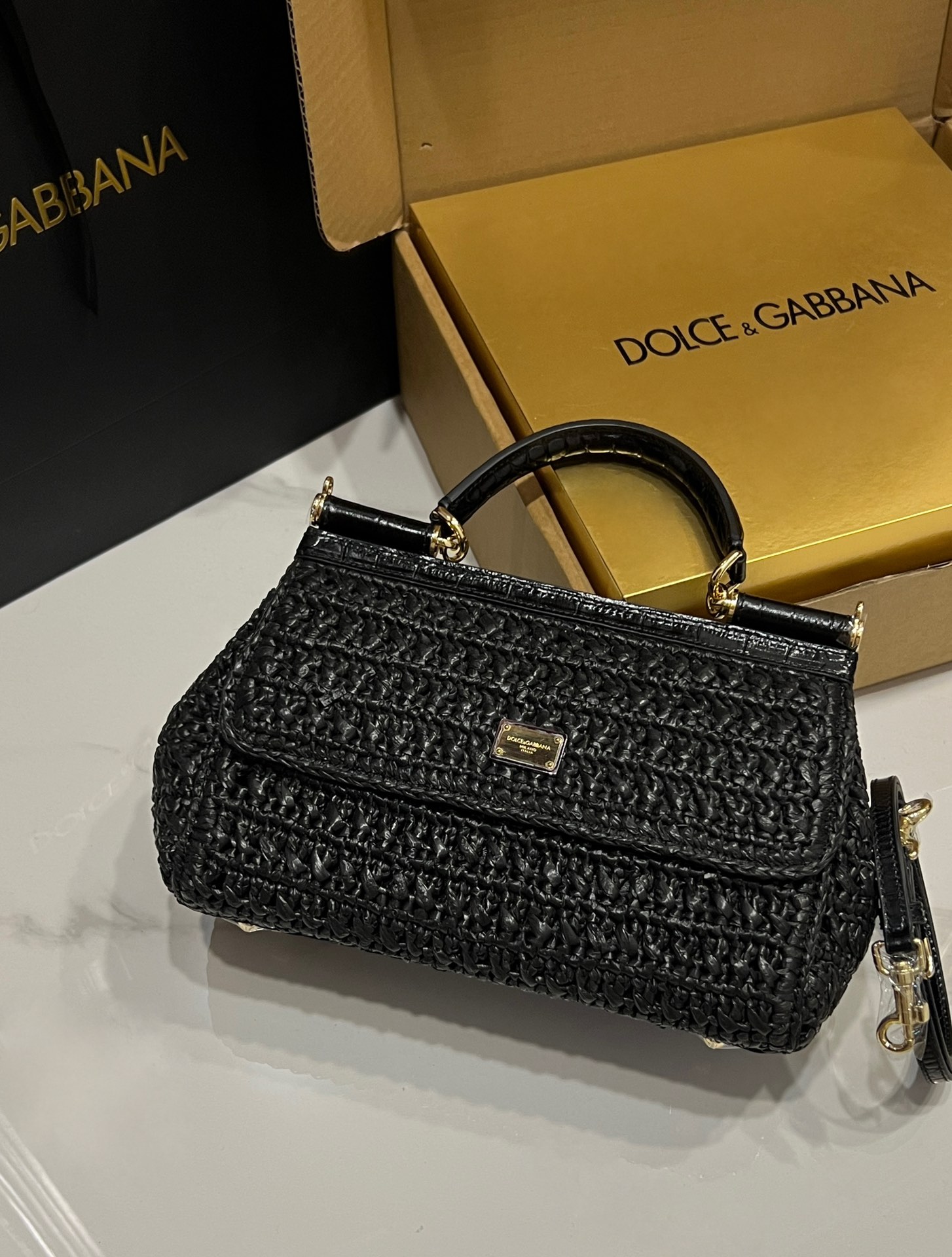 New💥Handmade raffia with crocodile pattern🐊Dolce & Gabbana💋Sicily 100% genuine copy😍The model of the brand💫is now presented in a new compact version, which can easily store commonly used items🤩Double electroplated signs are unique🌟The front flap adopts a hidden magnetic buckle to open and close😎Comes with a full set of packaging Size: horizontal 25x17x9cm