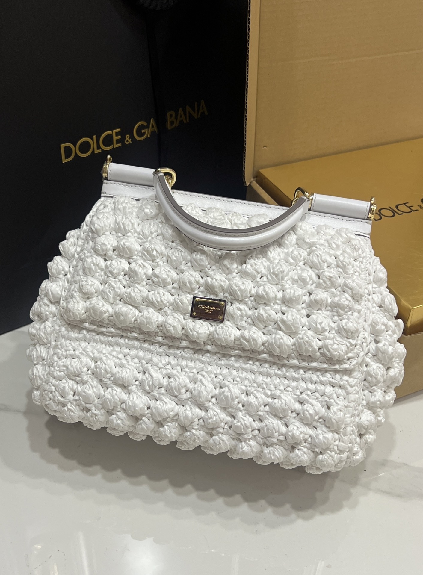 New💥Dolce & Gabbana Cloud Bag ☁️Sicily 100% authentic copy😍The brand's classic work💫Now presented in a new and compact version, which can easily store commonly used items🤩The double electroplated signboard is unique🌟The front flap adopts a hidden magnetic buckle to open and close😎Comes with a full set of packaging Size: 25x17x9cm