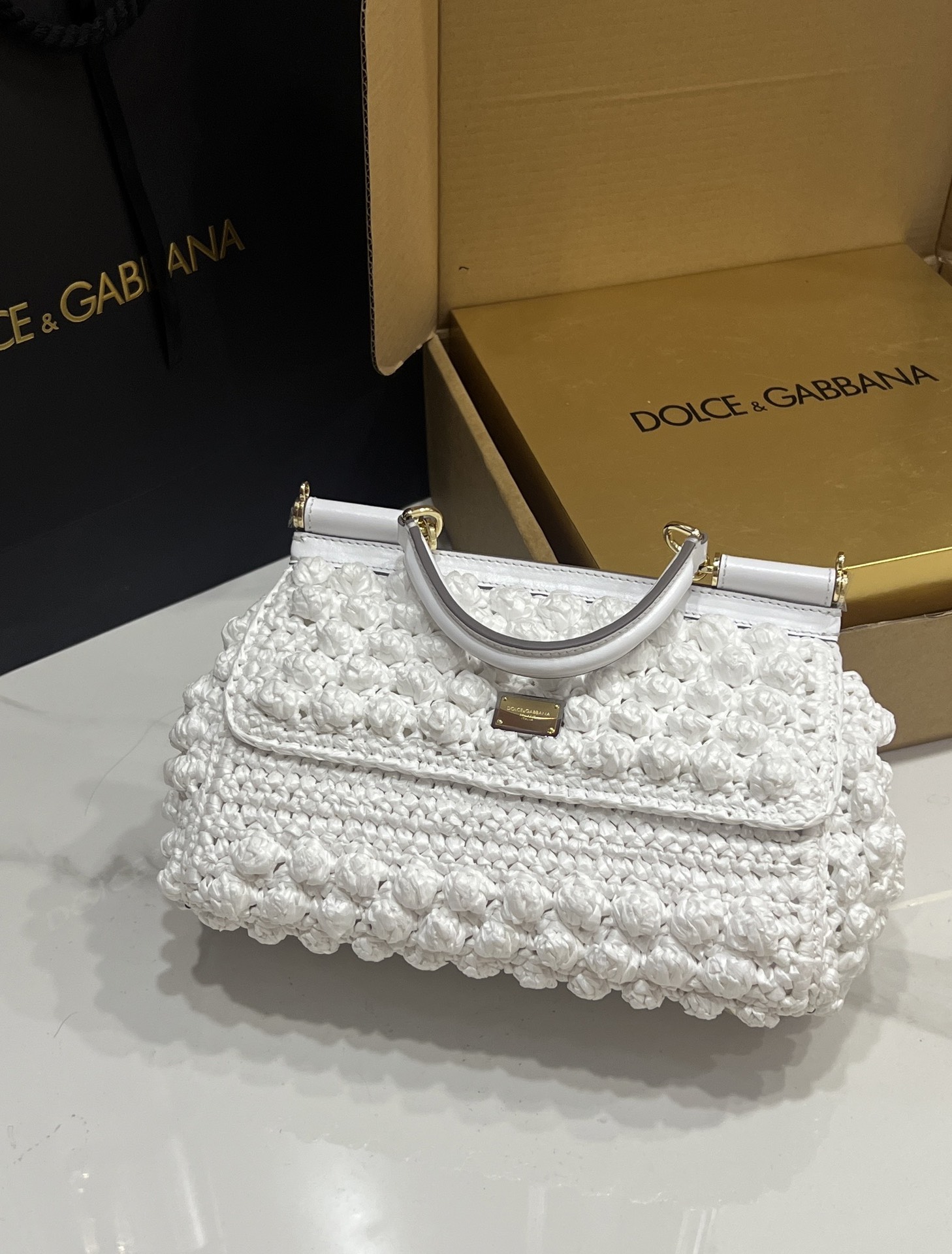 New💥Dolce & Gabbana Cloud Bag ☁️Sicily 100% authentic copy😍The model of the brand💫Now presented in a new and compact version, which can easily store commonly used items🤩The double electroplated signboard is unique🌟The front flap adopts a hidden magnetic buckle to open and close😎Comes with a full set of packaging Size: horizontal 25x17x9cm