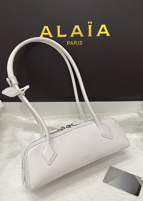 Alaia Le Teckel Baguette Bag: Chic, Retro Style, and Functional Design 1 Alaia Le Teckel Baguette Bag: Chic, Retro Style, and Functional Design