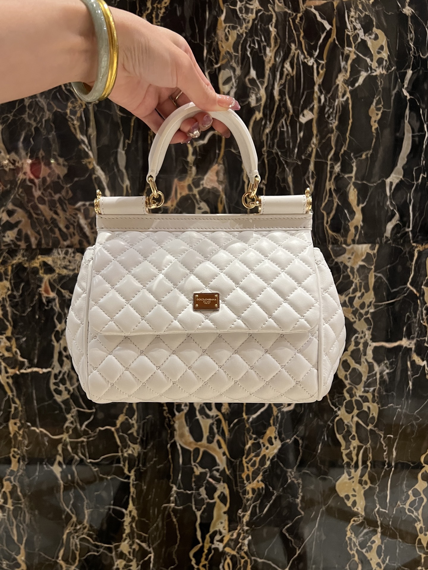 NO:338863,Super New counter synchronous Dolce & Gabban imported cowhide Sicily is a genuine copy!  The brand's model work is now redesigned with a new and exquisite version, which can easily store commonly used objects. The double electroplating sign is unique. The front flip uses a hidden magnetic buckle and a full package Size 20cm, DG, Dolce & Gabbana, Dolce & Gabbana, cowhide19860909特级 New专柜同步Dolce & Gabban杜嘉班纳 进口牛皮Sicily 正㊣版复制！品牌典范之作,现以全新精巧版本焕新呈现,可轻松收纳常用物件,双电镀标牌别具一格,正面翻盖采用隐藏式磁扣开合配全套包装Size20cm,DG,Dolce&Gabbana,Dolce&Gabbana,cowhide,Bag