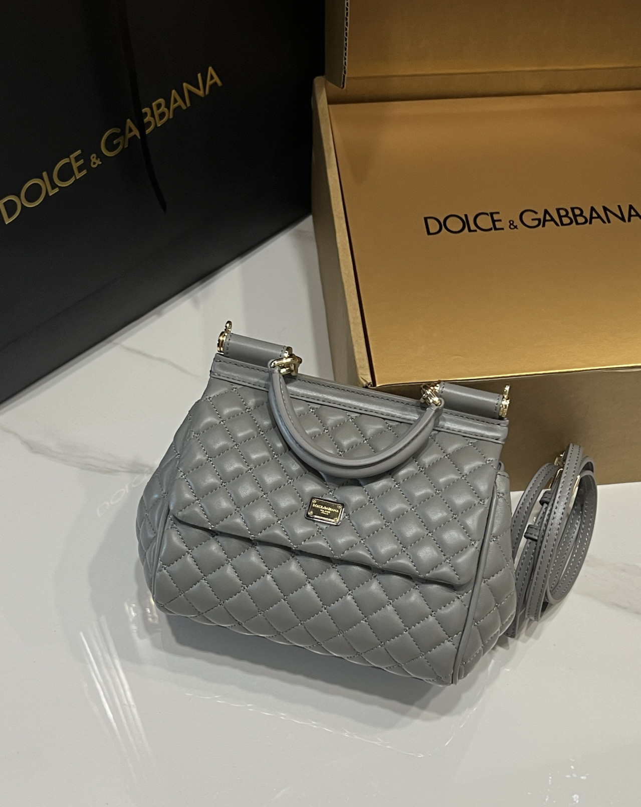 NO:340008,Super New counter synchronous Dolce & Gabban imported cowhide Sicily is a genuine copy!  The brand's model work is now presented in a new and exquisite version, which can easily store commonly used objects. The double electroplating sign is unique. The front flip uses a hidden magnetic buckle and a full package Size 20cm, DG, Dolce & Gabbana, Dolce & Gabbana, cowhide19860909特级 New专柜同步Dolce & Gabban杜嘉班纳 进口牛皮Sicily 正㊣版复制！品牌典范之作,现以全新精巧版本焕新呈现,可轻松收纳常用物件,双电镀标牌别具一格,正面翻盖采用隐藏式磁扣开合配全套包装Size20cm,DG,Dolce&Gabbana,Dolce&Gabbana,cowhide,Bag