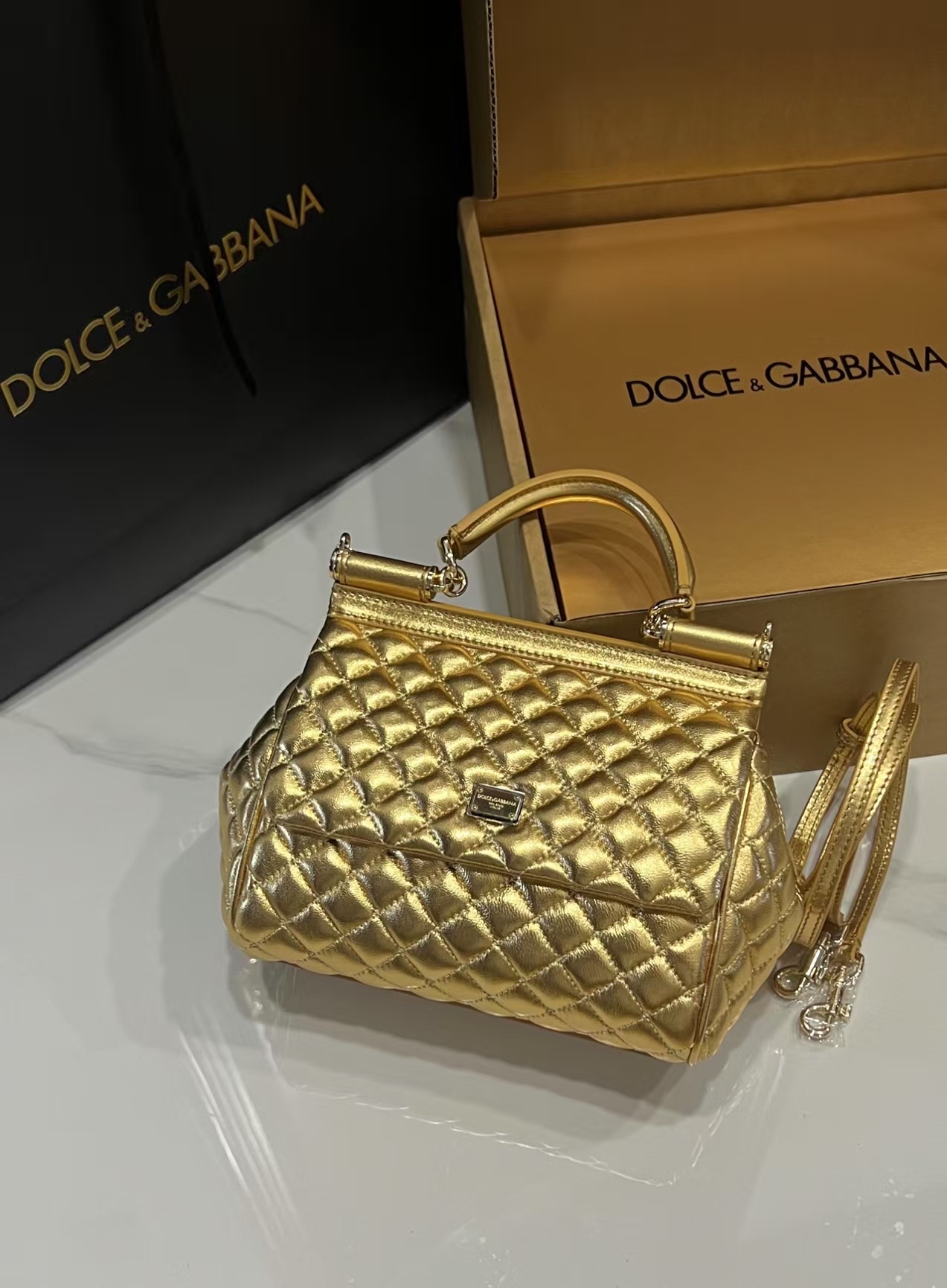 NO:339990,Super New counter synchronous Dolce & Gabban imported cowhide Sicily is a genuine copy!  The brand's model work is now redesigned with a new and exquisite version, which can easily store commonly used objects. The double electroplating sign is unique. The front flip uses a hidden magnetic buckle and a full package Size 20cm, DG, Dolce & Gabbana, Dolce & Gabbana, cowhide19860909特级 New专柜同步Dolce & Gabban杜嘉班纳 进口牛皮Sicily 正㊣版复制！品牌典范之作,现以全新精巧版本焕新呈现,可轻松收纳常用物件,双电镀标牌别具一格,正面翻盖采用隐藏式磁扣开合配全套包装Size20cm,DG,Dolce&Gabbana,Dolce&Gabbana,cowhide,Bag