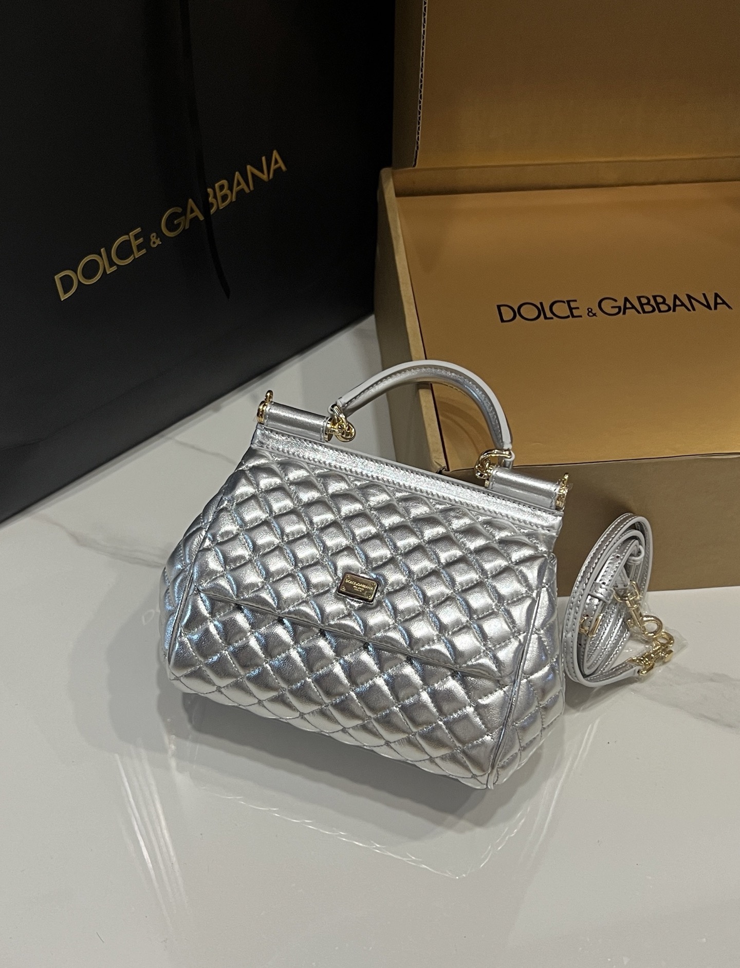 NO:339999,Super New counter synchronous Dolce & Gabban imported cowhide Sicily is a genuine copy!  The brand's model work is now presented in a new and exquisite version, which can easily store commonly used objects. The double electroplating sign is unique. The front flip uses a hidden magnetic buckle and a full package. Size20x16x8cm, DG, Dolce&Gabbana, Dolce&Gabbana, cowhide19860909特级 New专柜同步Dolce & Gabban杜嘉班纳 进口牛皮Sicily 正㊣版复制！品牌典范之作,现以全新精巧版本焕新呈现,可轻松收纳常用物件,双电镀标牌别具一格,正面翻盖采用隐藏式磁扣开合配全套包装Size20x16x8cm,DG,Dolce&Gabbana,Dolce&Gabbana,cowhide,Bag