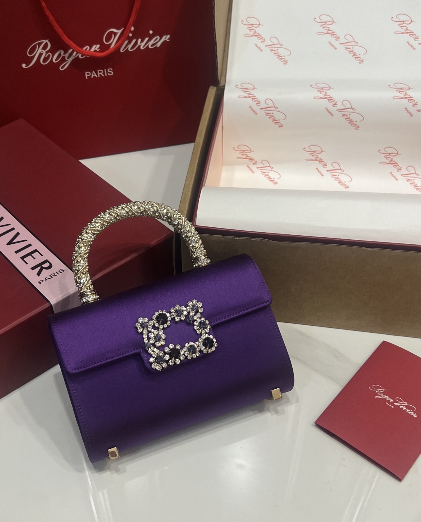 Roger Vivier Vividr handtas met kristallen handvat en strass-gesp in paars zijde