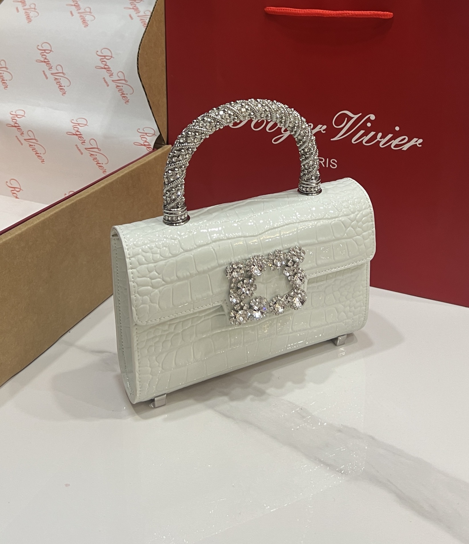 Roger Vivier Crystal Handle Bag: Classic Design, Luxurious Style, 19*13*4 cm 3 i1751263911552 1550 0 1