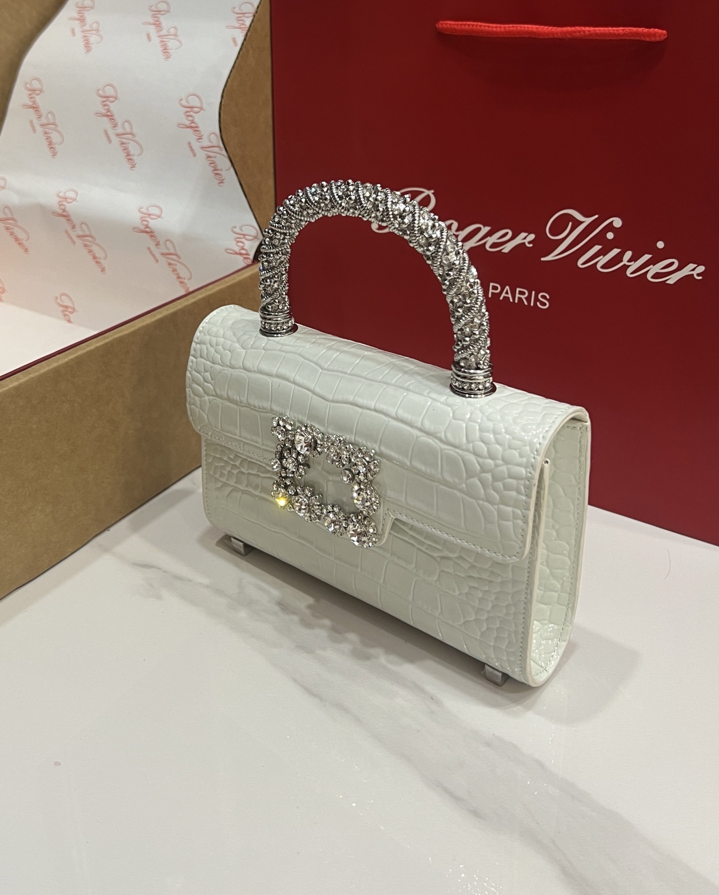 Roger Vivier Crystal Handle Bag: Classic Design, Luxurious Style, 19*13*4 cm 4 i1751263912143 2410 0 2