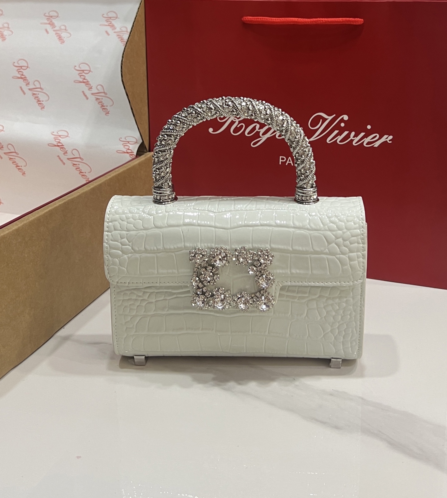 Roger Vivier Crystal Handle Bag: Classic Design, Luxurious Style, 19*13*4 cm 5 i1751263912164 4805 0 3