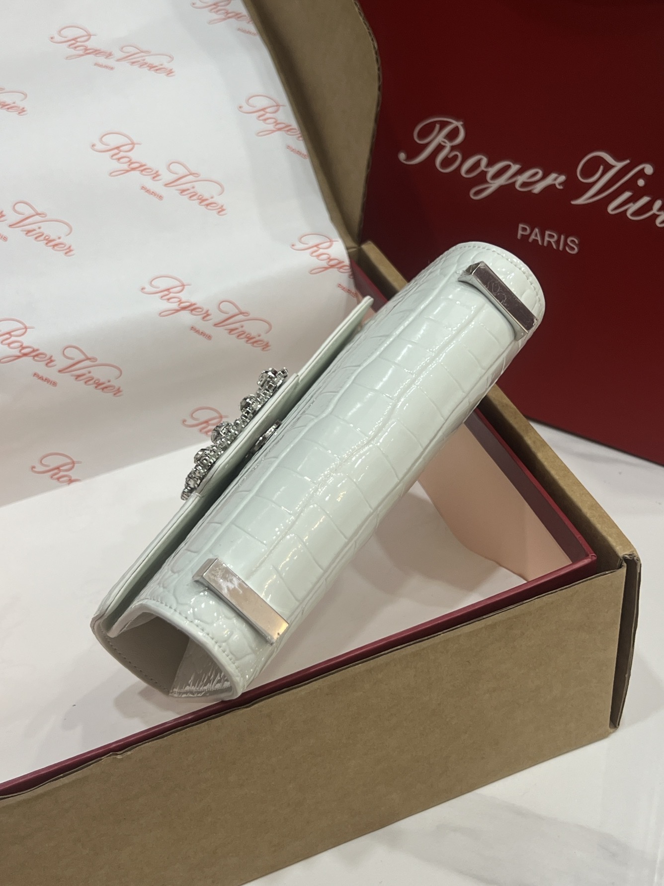 Roger Vivier Crystal Handle Bag: Classic Design, Luxurious Style, 19*13*4 cm 9 i1751263914304 2480 0 7