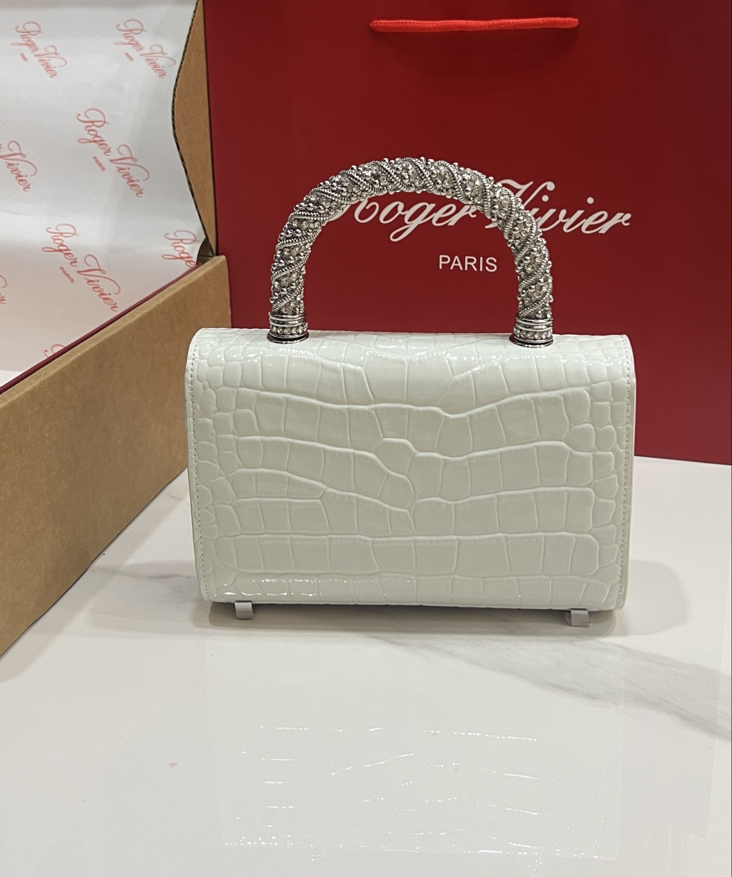 Roger Vivier Crystal Handle Bag: Classic Design, Luxurious Style, 19*13*4 cm 6 i1751263914718 2876 0 4