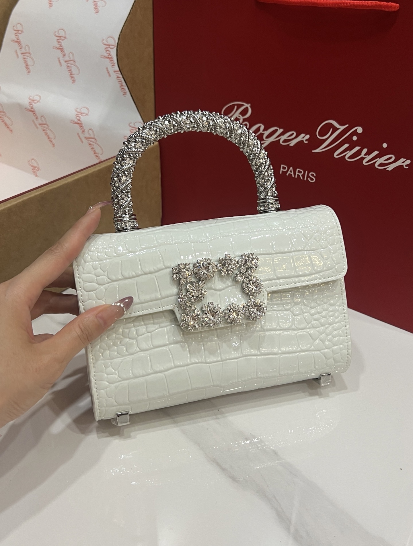 Roger Vivier Crystal Handle Bag: Classic Design, Luxurious Style, 19*13*4 cm 7 i1751263914736 4269 0 5