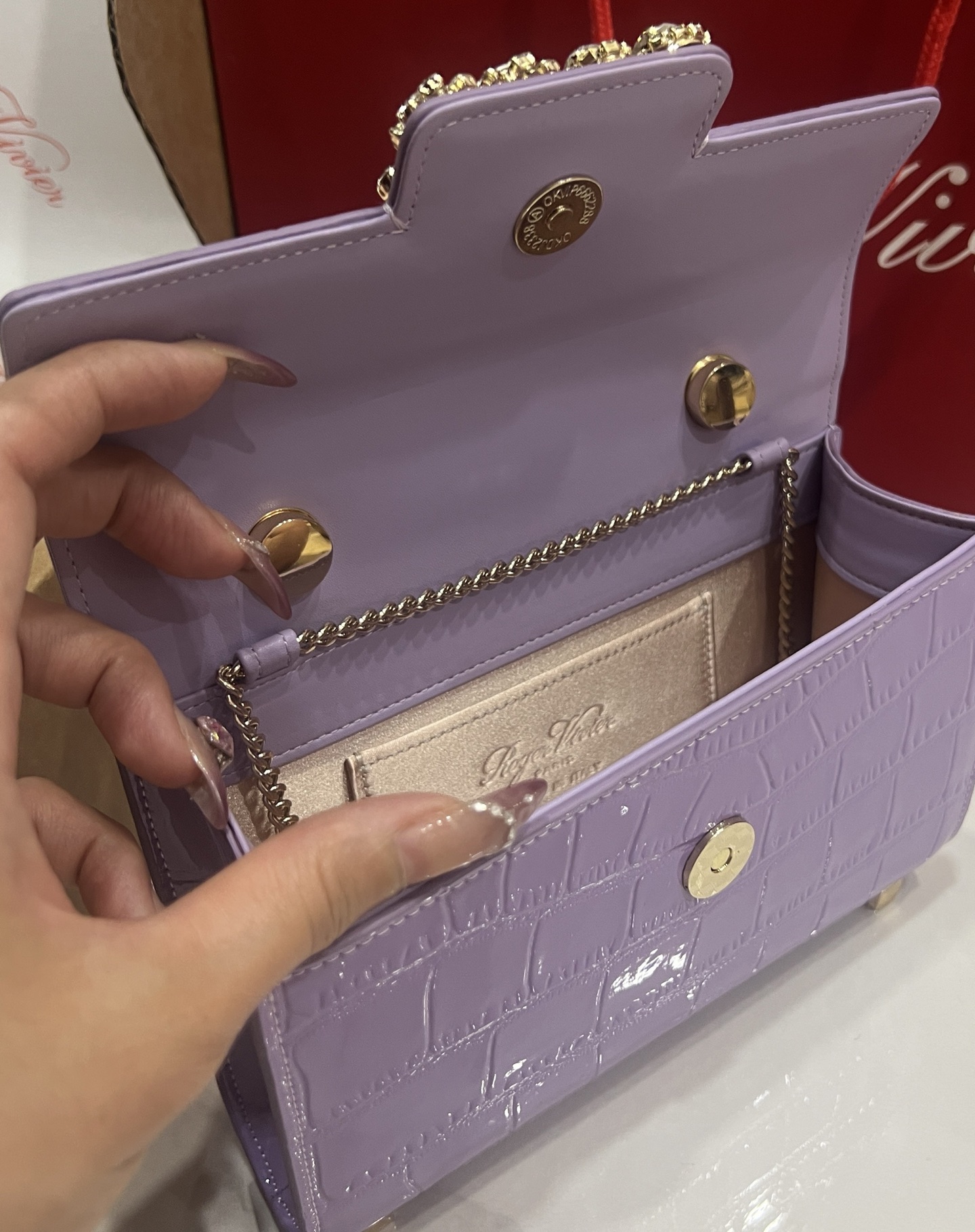 “Roger Vividr Crystal Handbag: Cow Skin Tattoo Design with Water Drills and Star Embossing” - 图片 8
