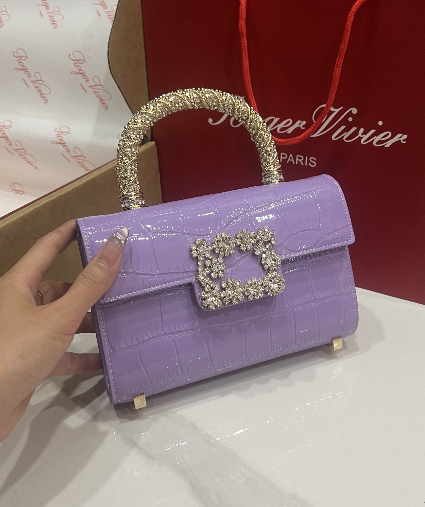 “Roger Vividr Crystal Handbag: Cow Skin Tattoo Design with Water Drills and Star Embossing” - 图片 9