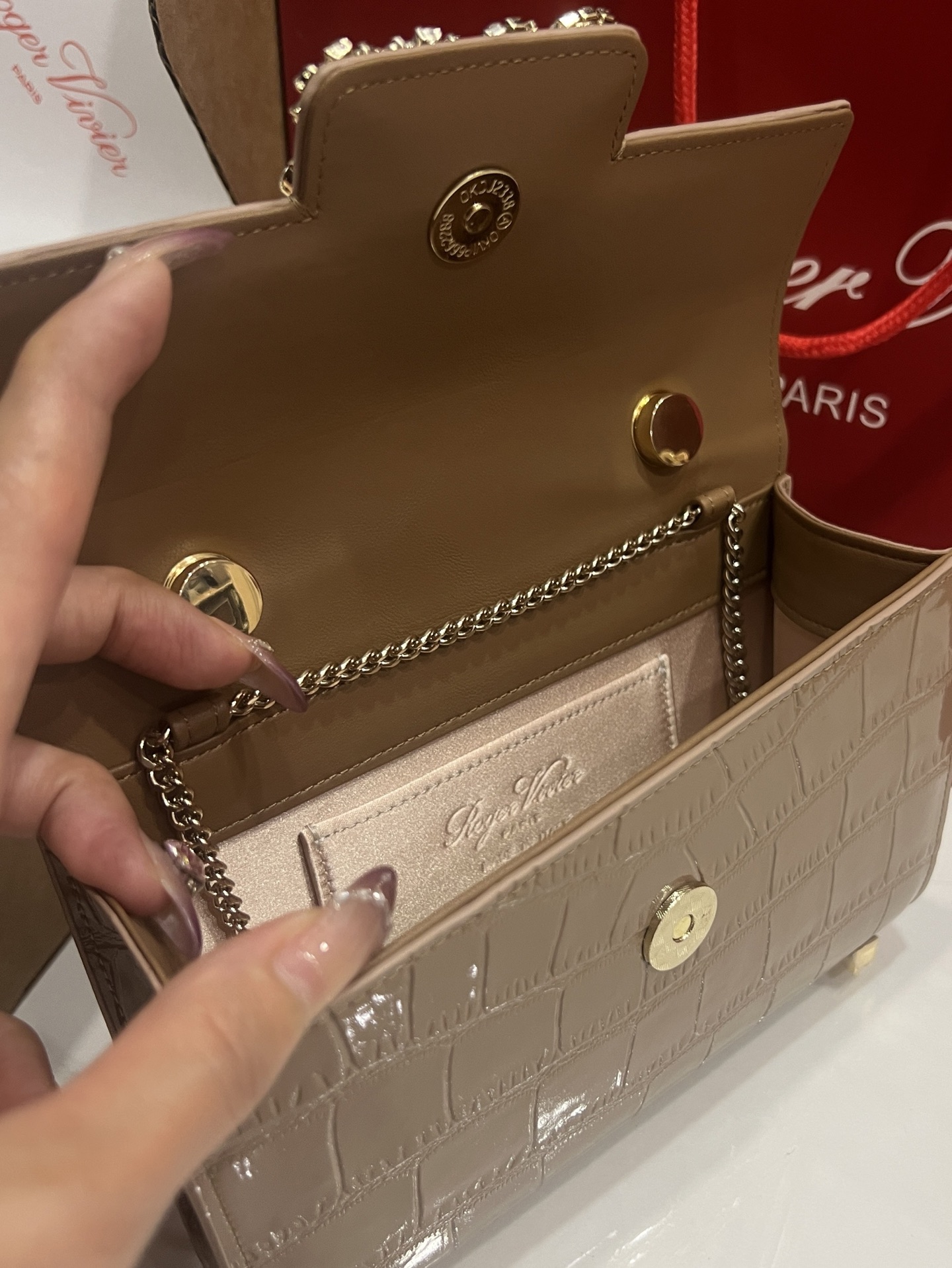 “Roger Vividr Crystal Handbag: Cow Skin with Water Drills, Star Embossing, Acoustics” - 图片 8