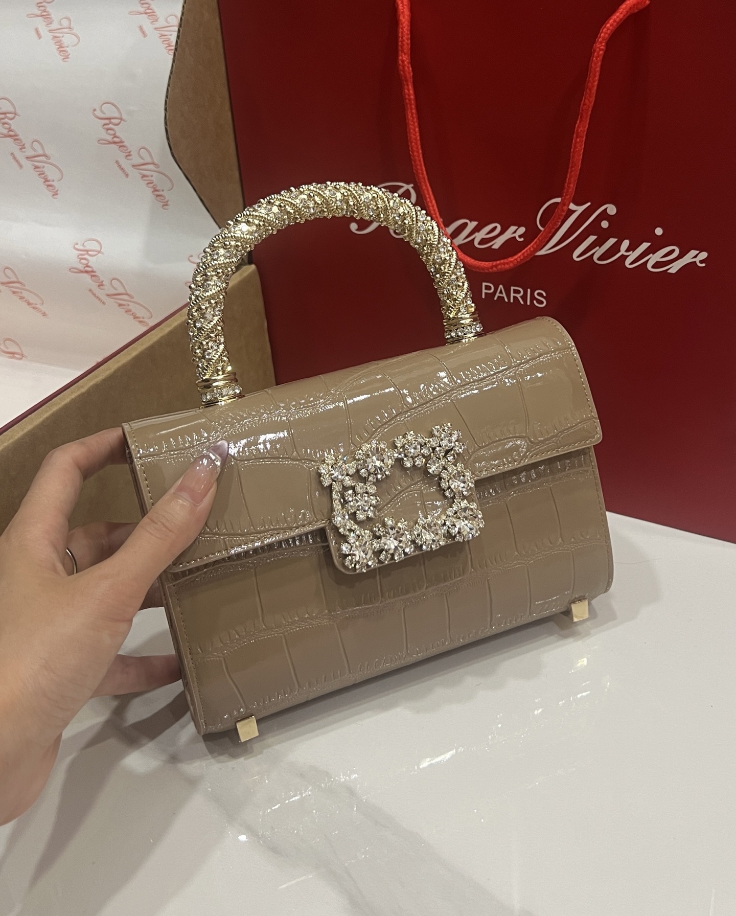“Roger Vividr Crystal Handbag: Cow Skin with Water Drills, Star Embossing, Acoustics” - 图片 9