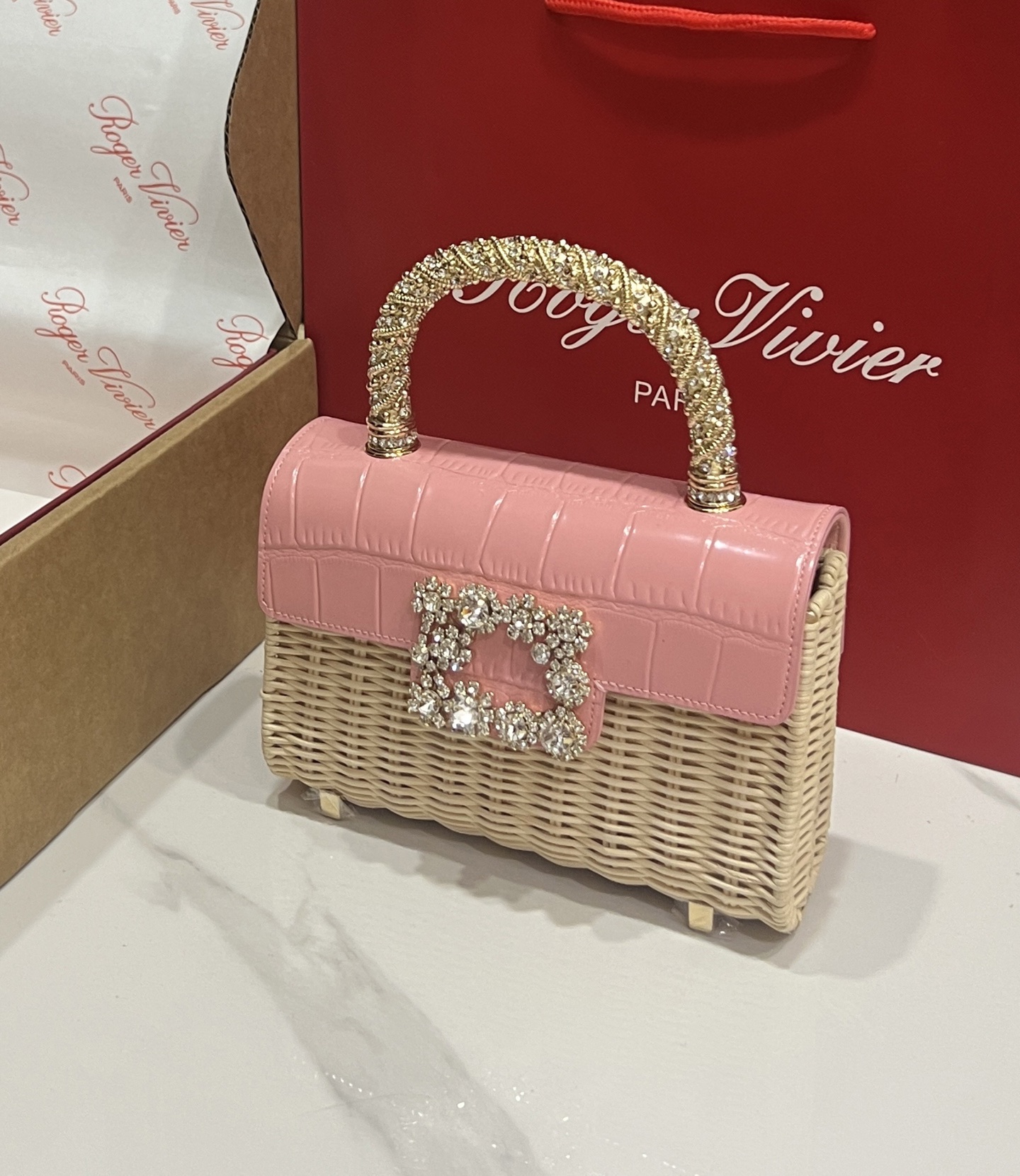 “Roger Vividr Crystal Handbag: Holiday Style with Cow Skin and Water Drills” - 图片 2