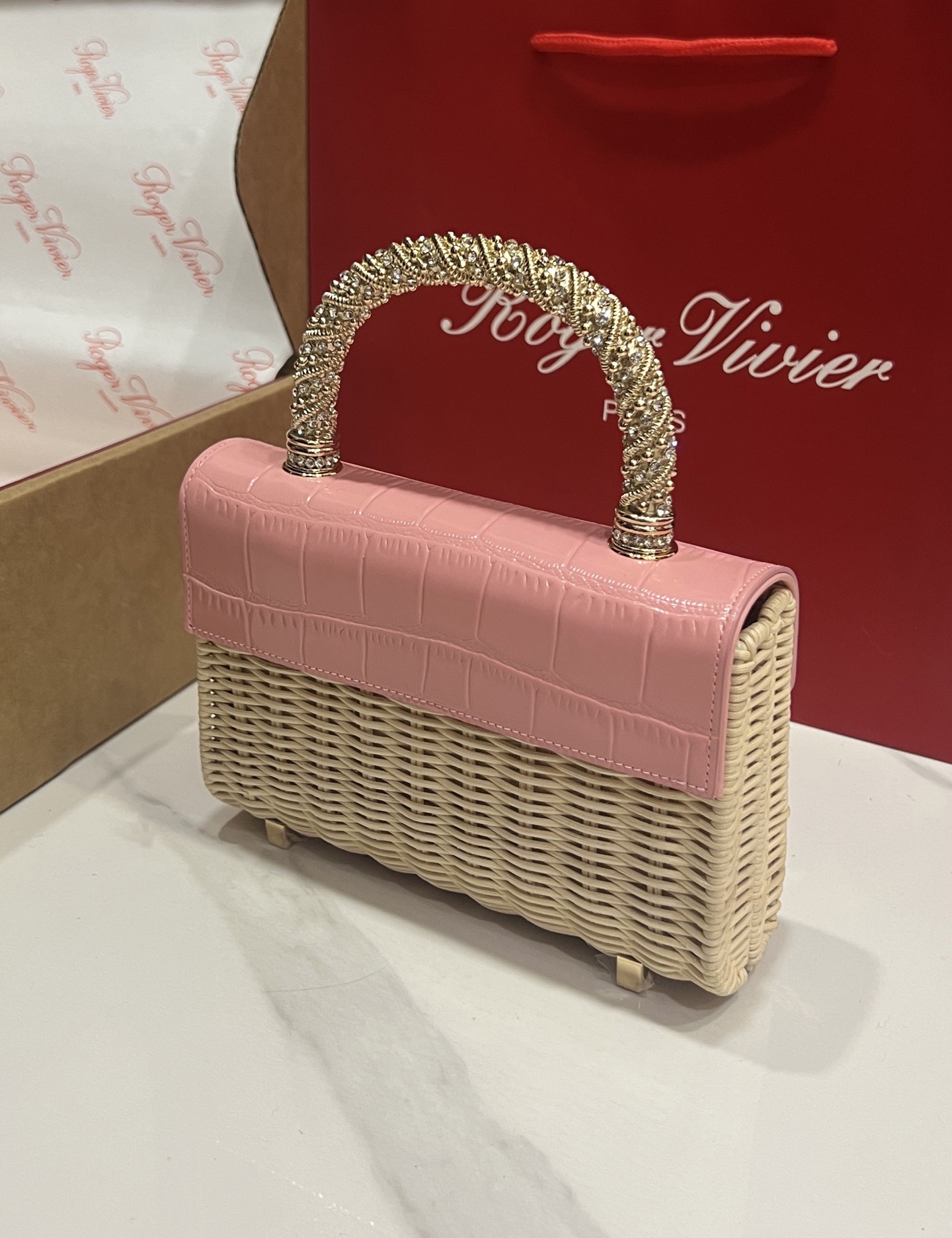 “Roger Vividr Crystal Handbag: Holiday Style with Cow Skin and Water Drills” - 图片 6