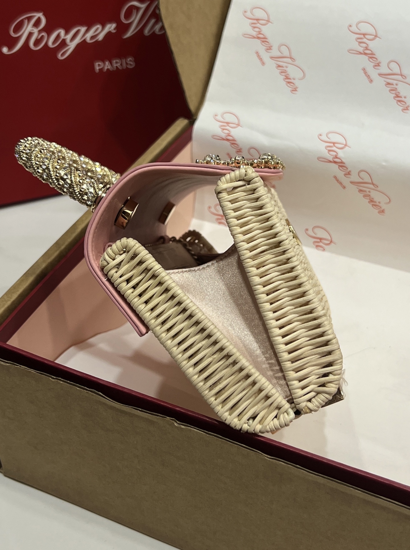 “Roger Vividr Crystal Handbag: Holiday Style with Cow Skin and Water Drills” - 图片 4