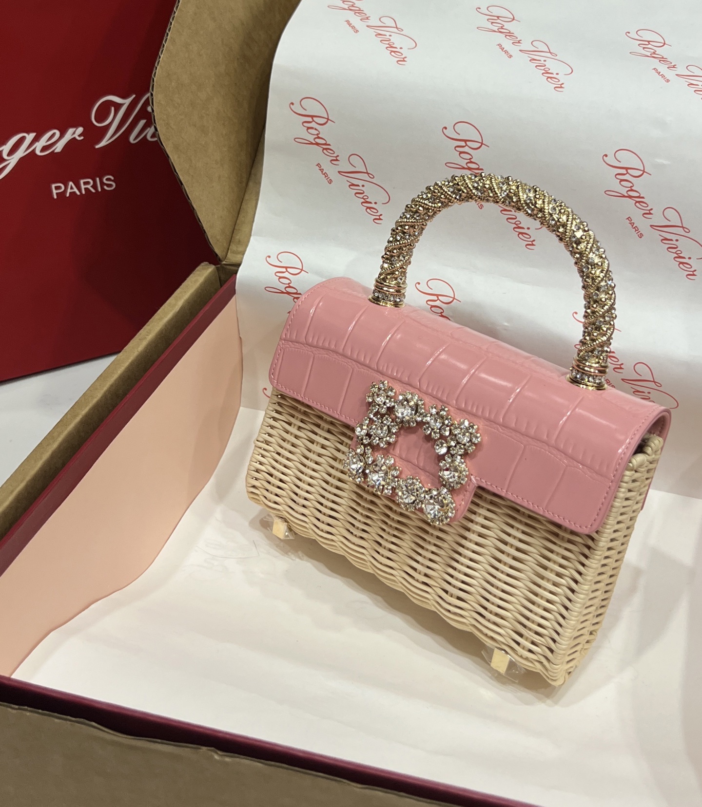 “Roger Vividr Crystal Handbag: Holiday Style with Cow Skin and Water Drills” - 图片 5