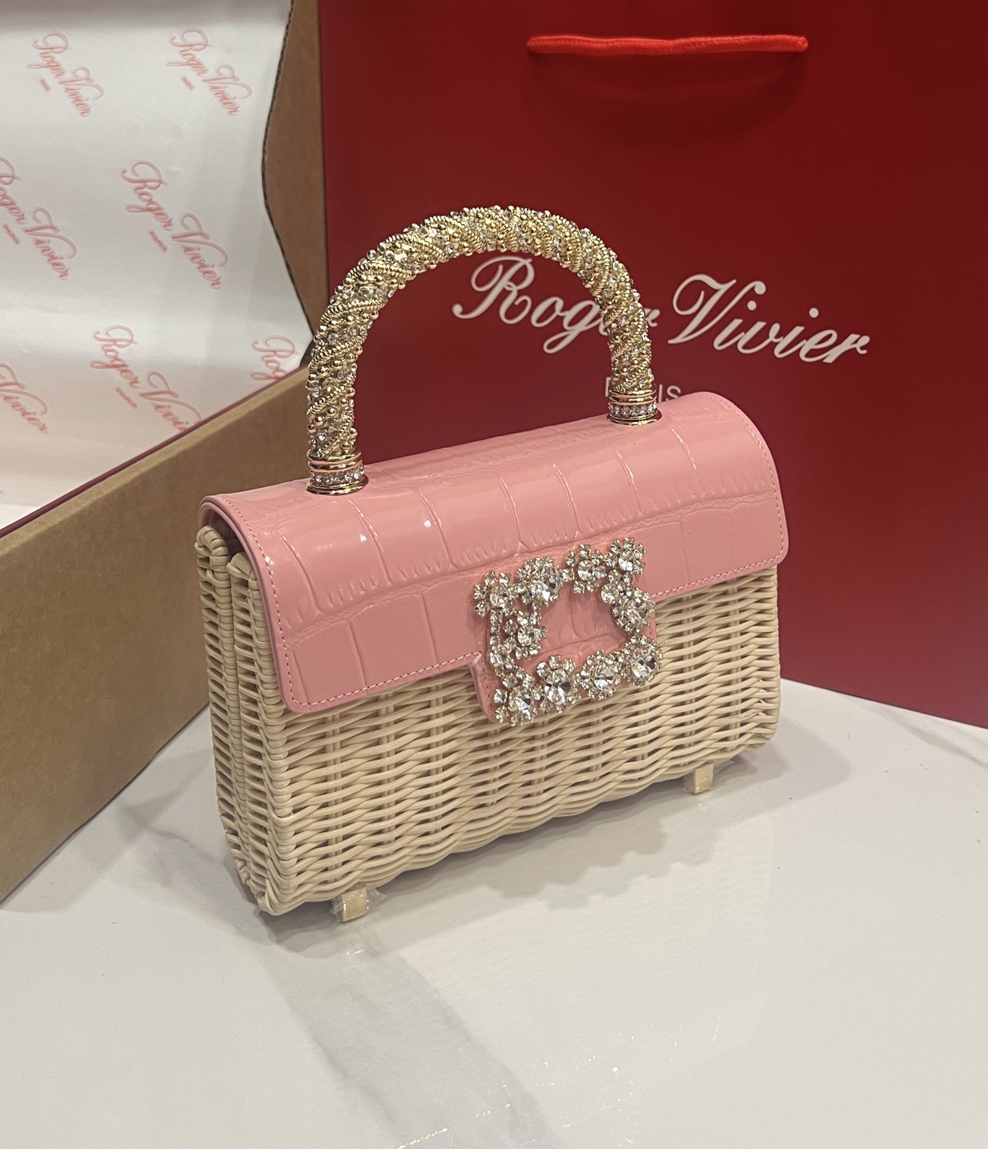 “Roger Vividr Crystal Handbag: Holiday Style with Cow Skin and Water Drills” - 图片 3