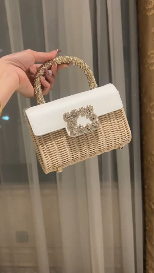 A live video show. Roger Vivier, a new crystal hand with a cow’s skin