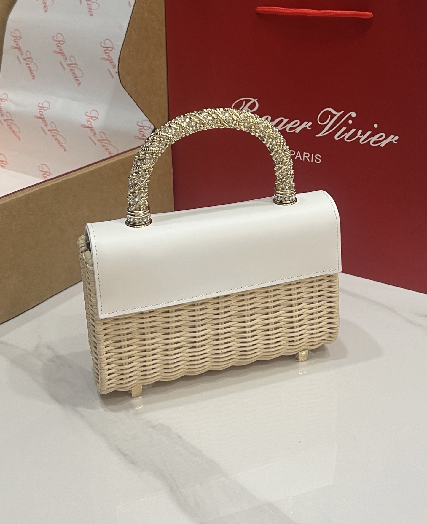 “Roger Vividr Crystal Handbag: Holiday Chic with Cow Skin and Water Drills” - 图片 3