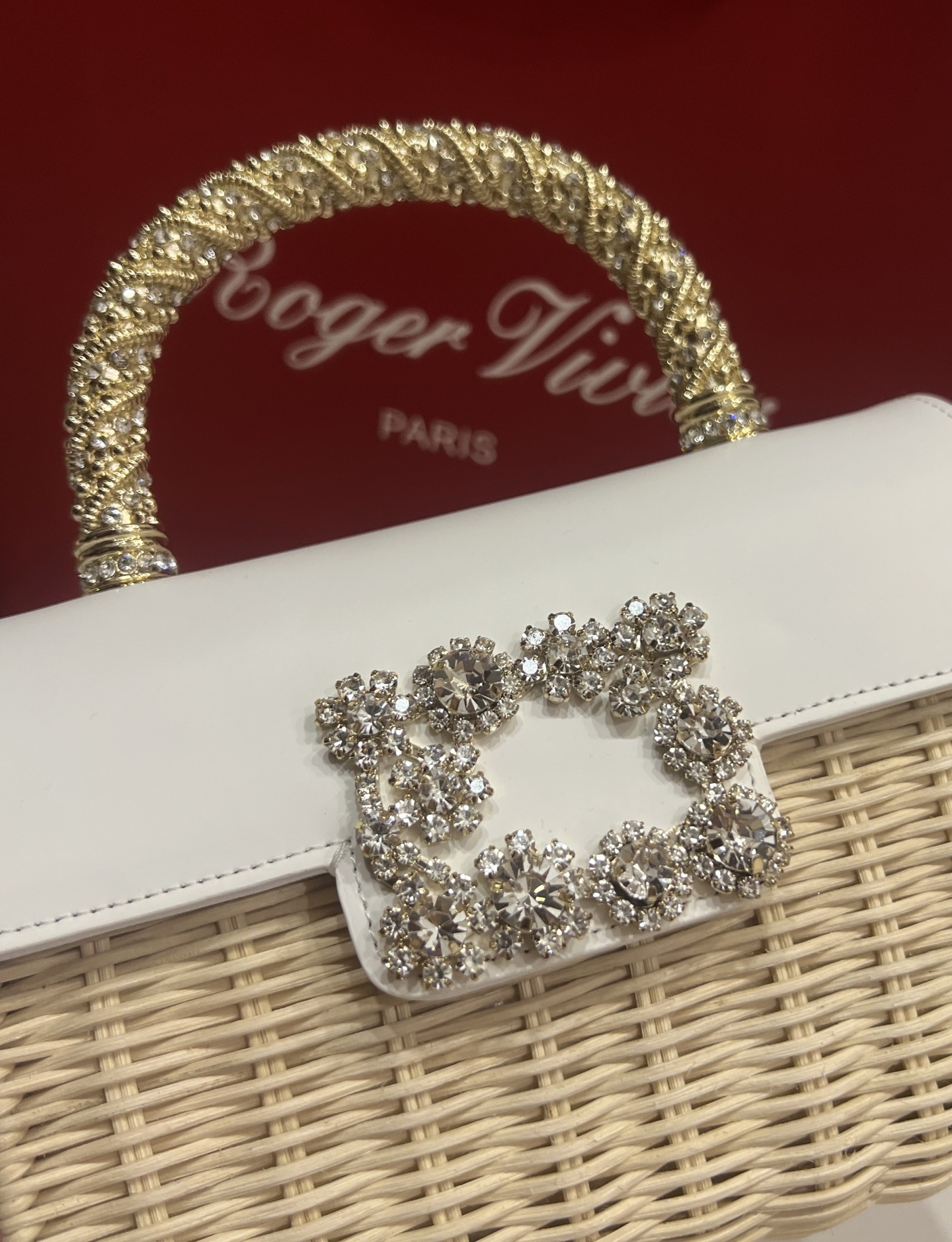 “Roger Vividr Crystal Handbag: Holiday Chic with Cow Skin and Water Drills” - 图片 7
