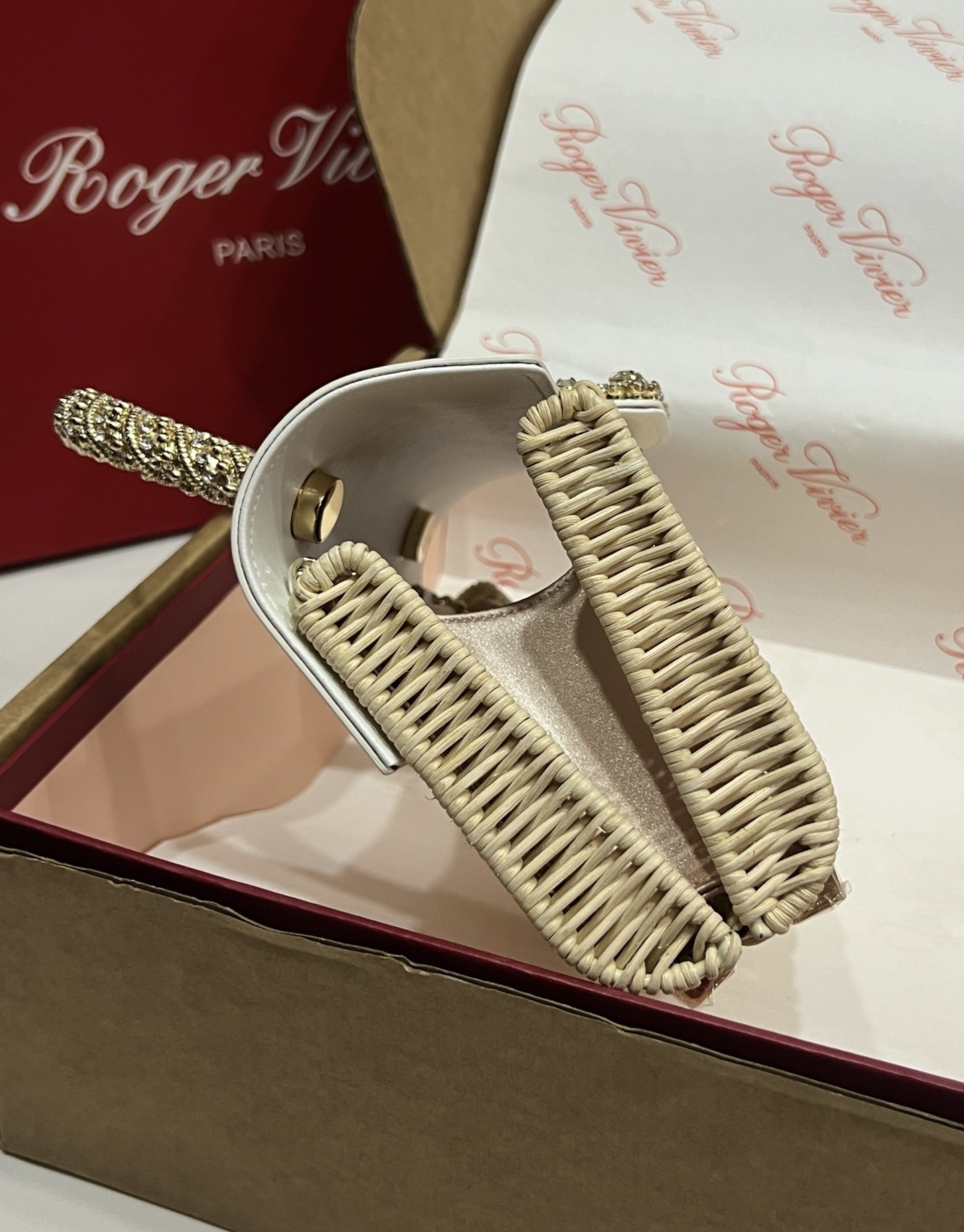 “Roger Vividr Crystal Handbag: Holiday Chic with Cow Skin and Water Drills” - 图片 5