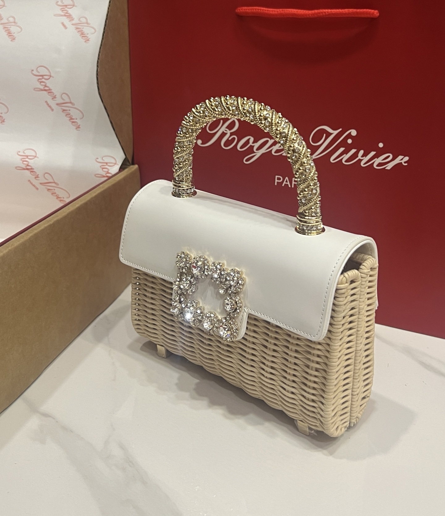 “Roger Vividr Crystal Handbag: Holiday Chic with Cow Skin and Water Drills” - 图片 6