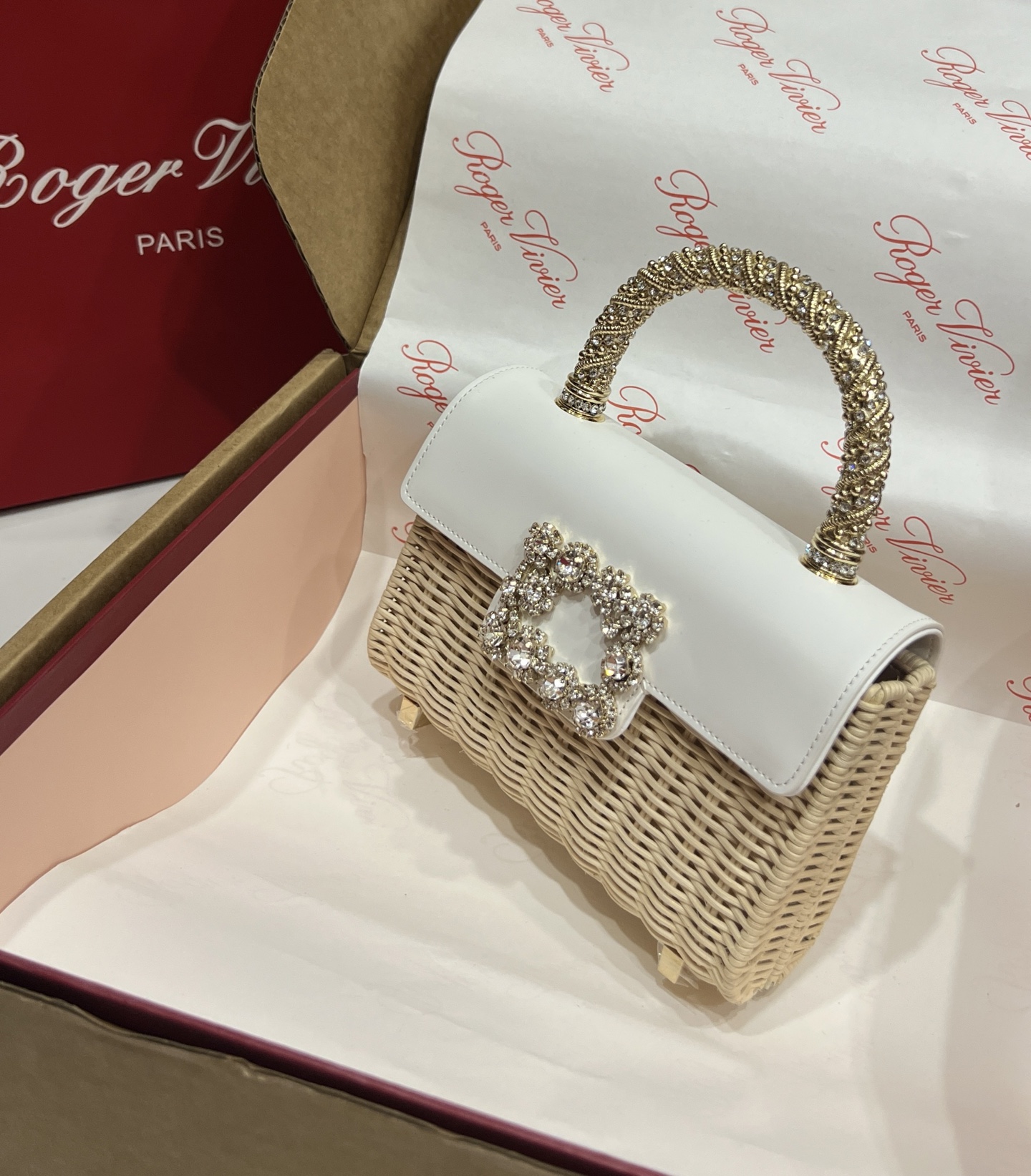 “Roger Vividr Crystal Handbag: Holiday Chic with Cow Skin and Water Drills” - 图片 4