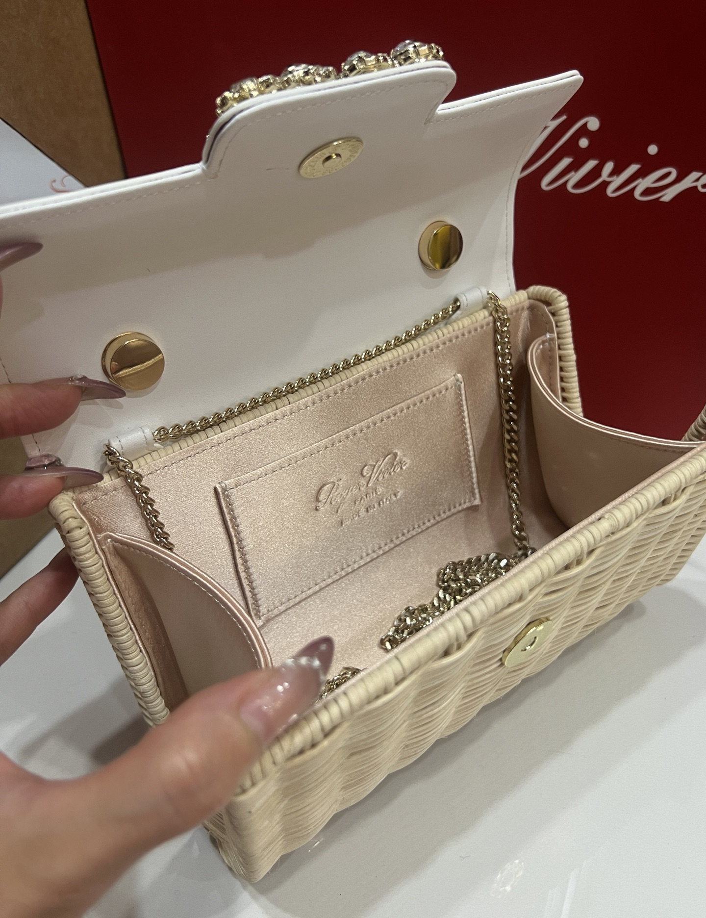 “Roger Vividr Crystal Handbag: Holiday Chic with Cow Skin and Water Drills” - 图片 9